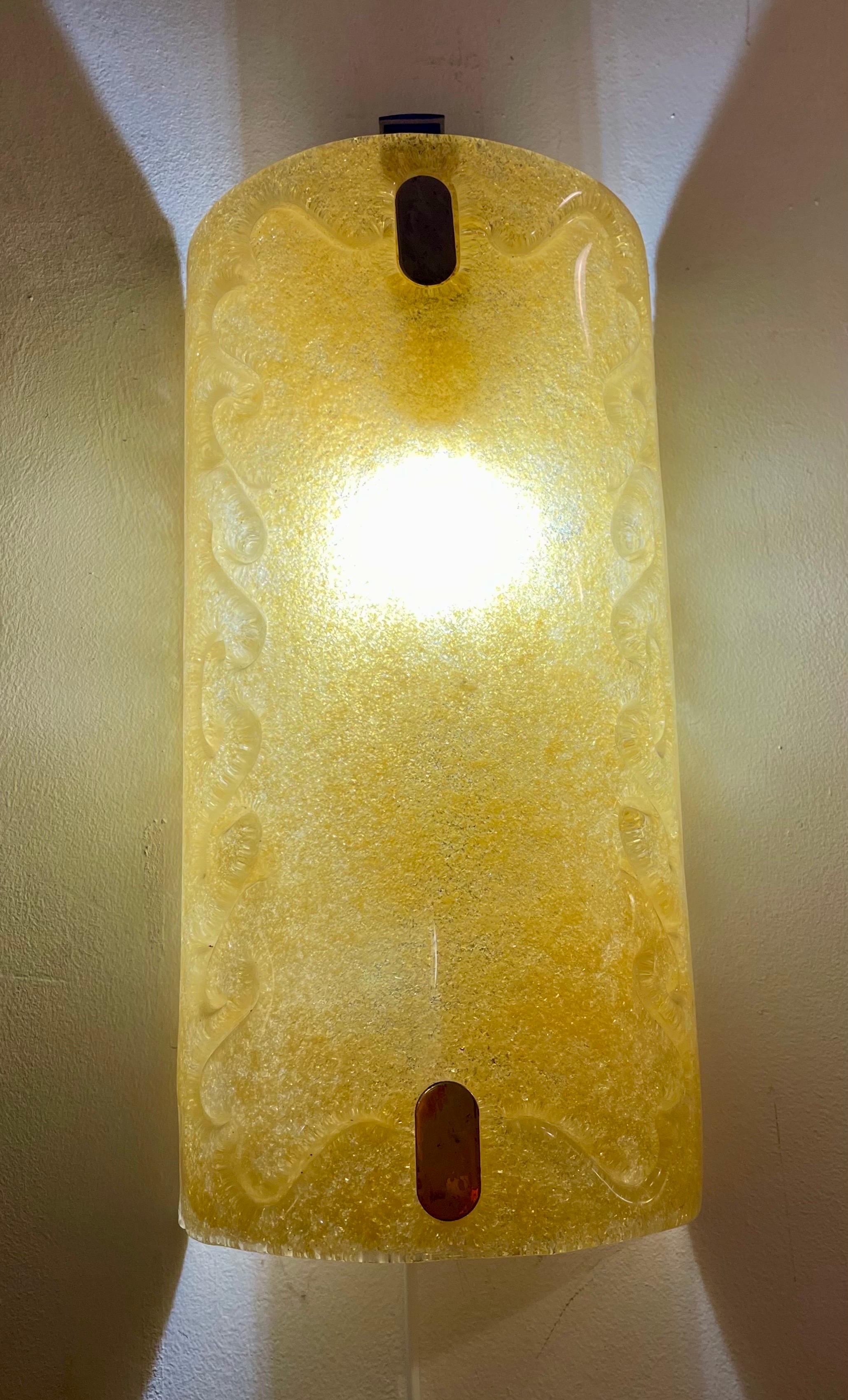 Illuminazione da parete Murano con incrostazioni in vetro dorato 24 ct di Lumica , Italia anni '70 in vendita 1