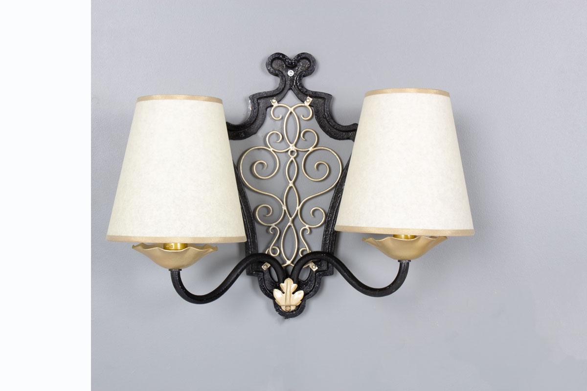 Set of 2 wall lights from the 30s
Made by hand by Raymond Subes
In metal with black and gold patina
Paper lampshades with gold biais
4 x bulb E14
Electricity is new
Lampshades are new