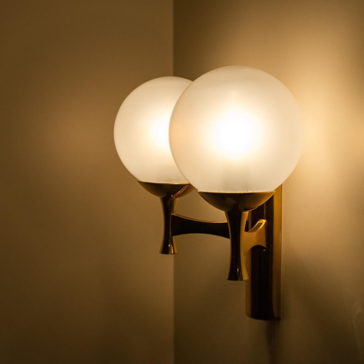 Wall Lights Brass with Opaline Brass in the Style of Sciolari For Sale 3