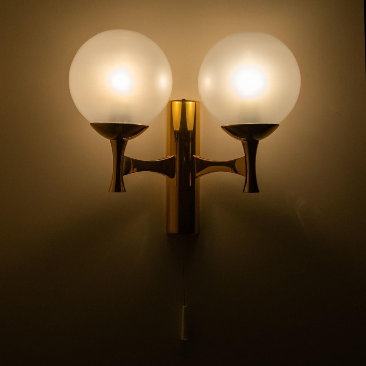 Wall Lights Brass with Opaline Brass in the Style of Sciolari For Sale 4