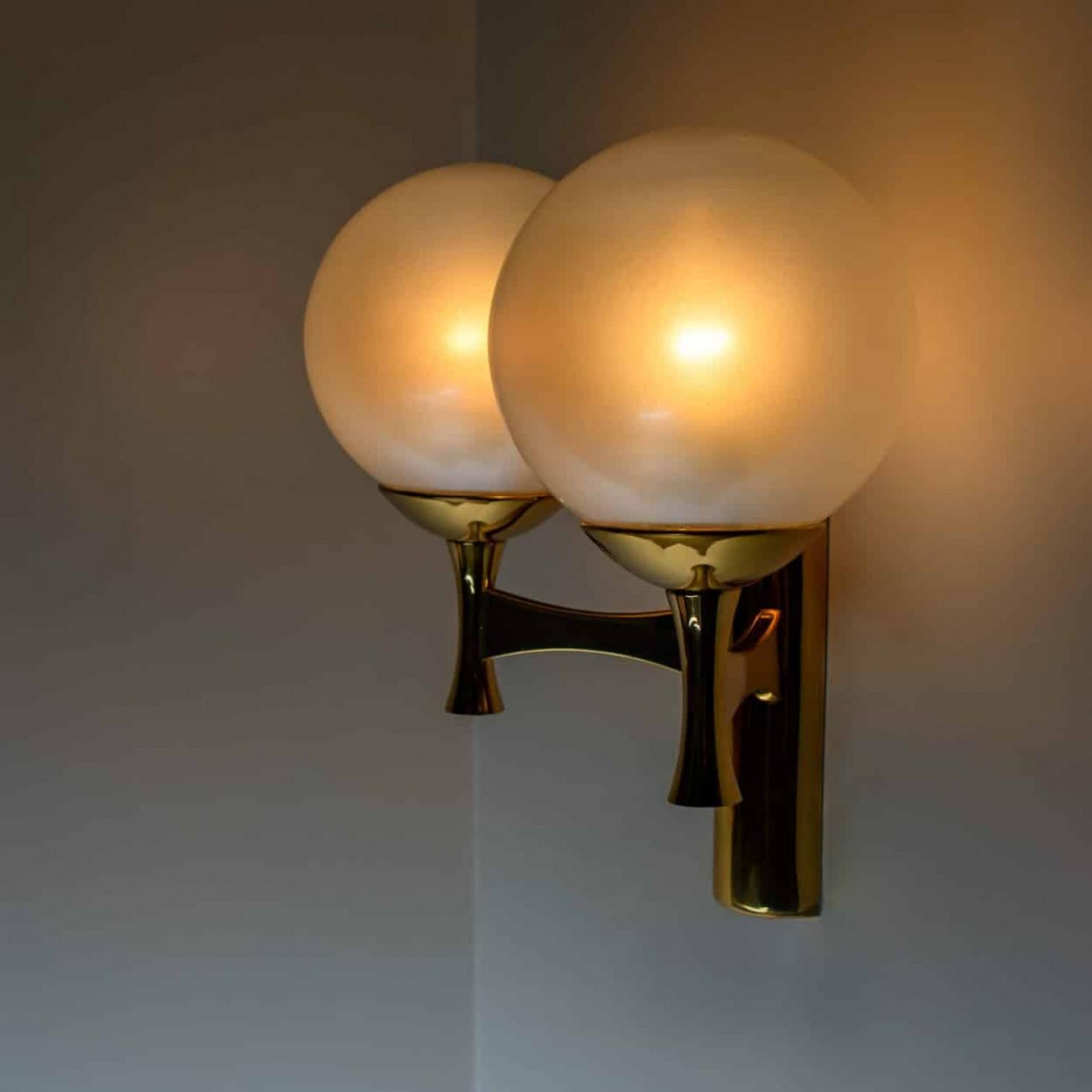 Wandleuchten aus Messing mit Opal und Messing im Stil von Sciolari im Angebot 4