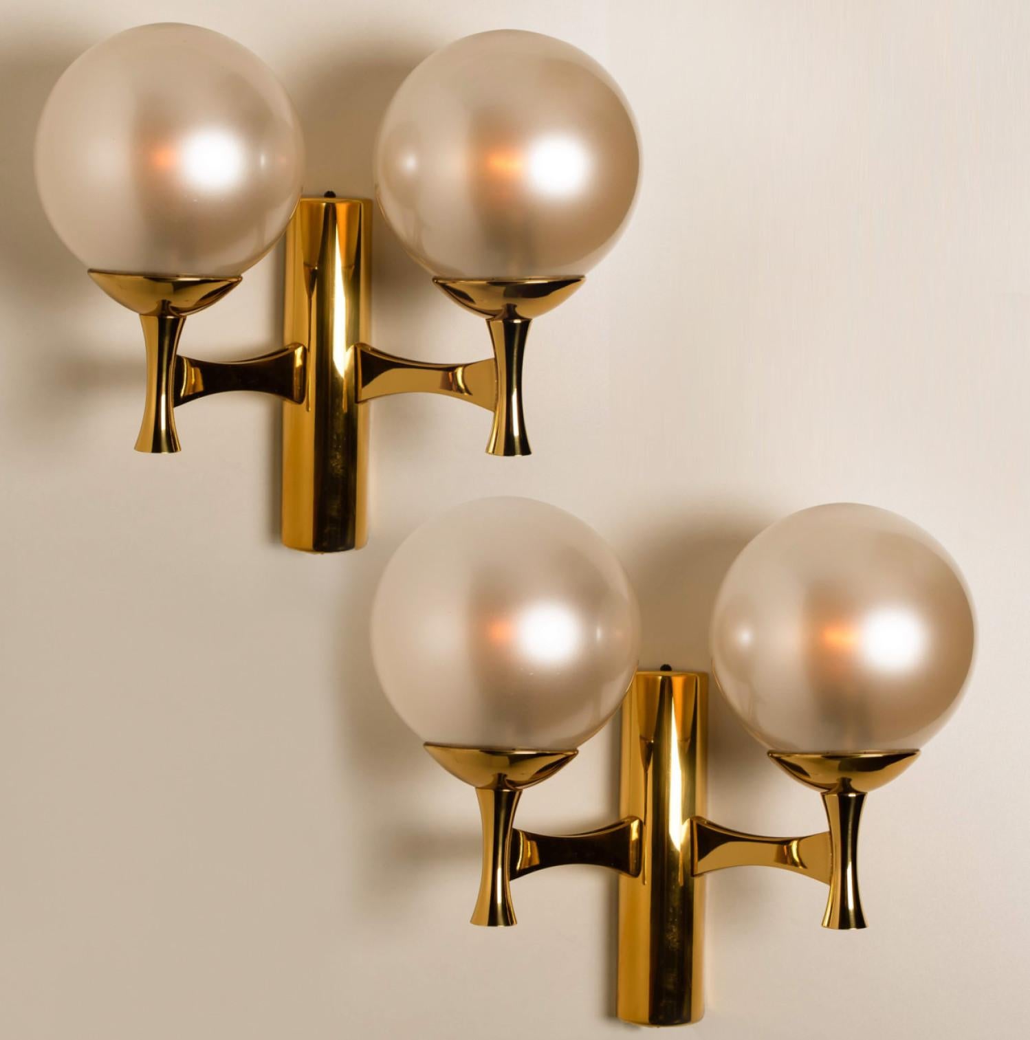 Wall Lights Brass with Opaline Brass in the Style of Sciolari For Sale 7