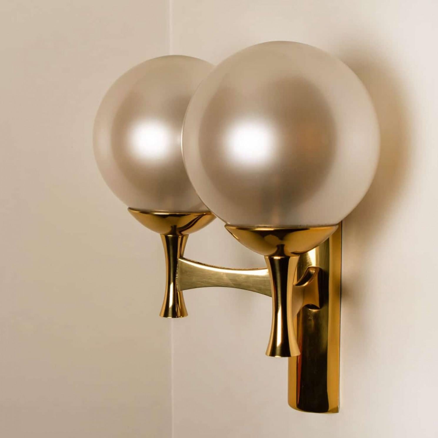 Wandleuchten aus Messing mit Opal und Messing im Stil von Sciolari (Adamstil) im Angebot