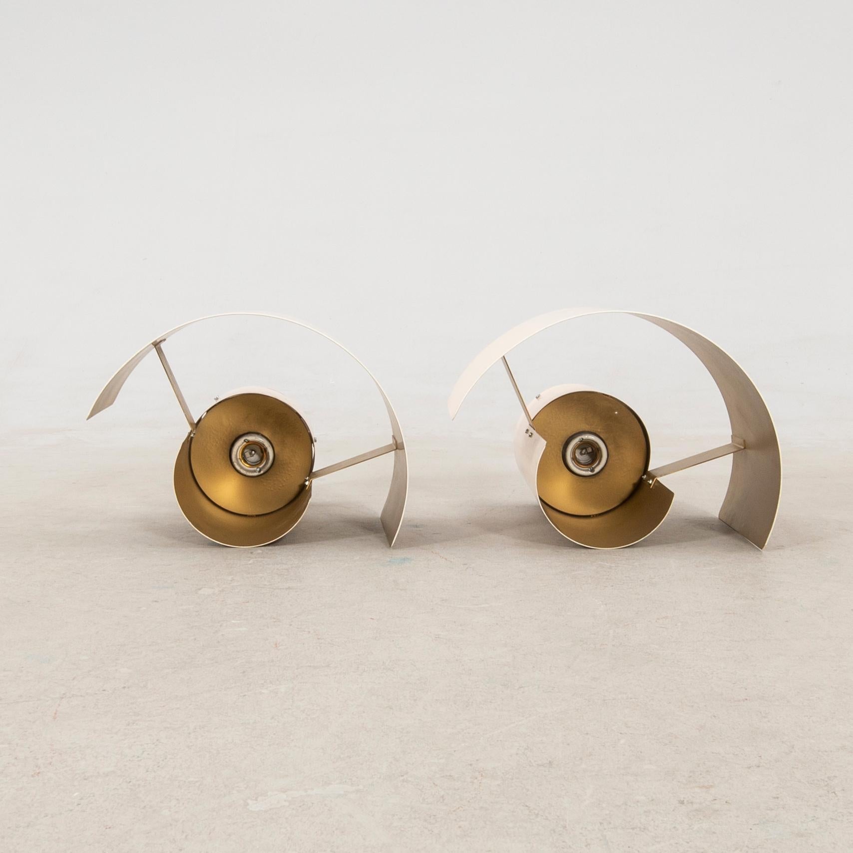 Une paire de grandes appliques de AB Bruno Herbst.  style robuste. Deux épaisses tôles pliées se faisant face et cachant complètement l'ampoule. La lumière se reflète le long de la surface intérieure et est dirigée vers l'extérieur ainsi que vers le