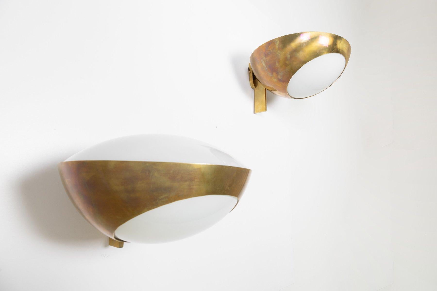 coppia di applique in ottone e vetro curvo, disegnata da Max Ingrand e pordotte da Fontana Arte, eleganti e raffinate sono adatte per qualsiasi tipo di ambiente.
si presentano in ottime condizioni in quanto son state restaurate e pulite in ogni