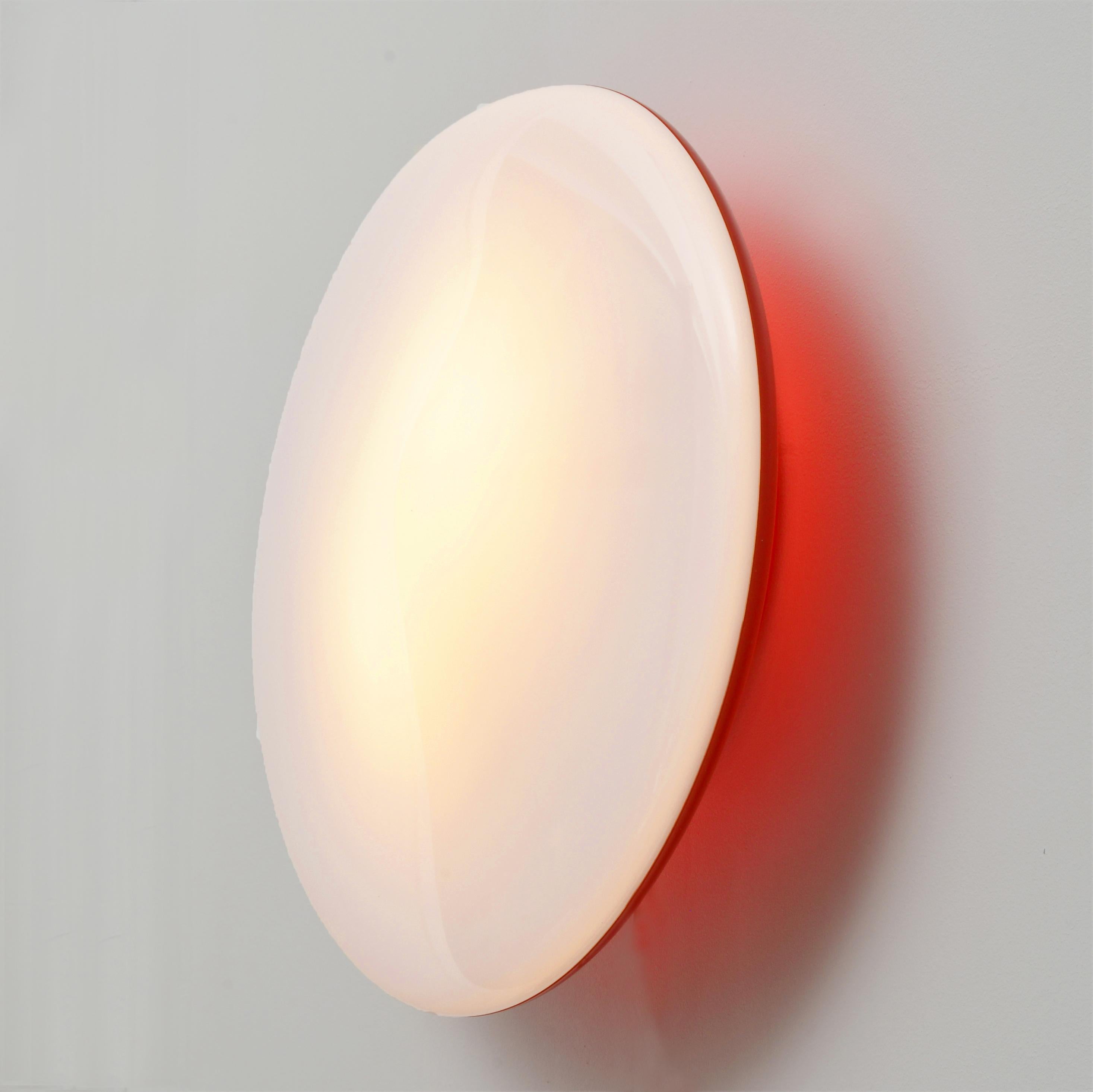 Luci da parete, disegnate da Patrick Jouin nei primi anni 2000, pubblicate da Artémide per una catena alberghiera (non disponibili in commercio). Plexiglas termoformato bicolore su un supporto metallico, che accoglie due lampadine a vite standard.