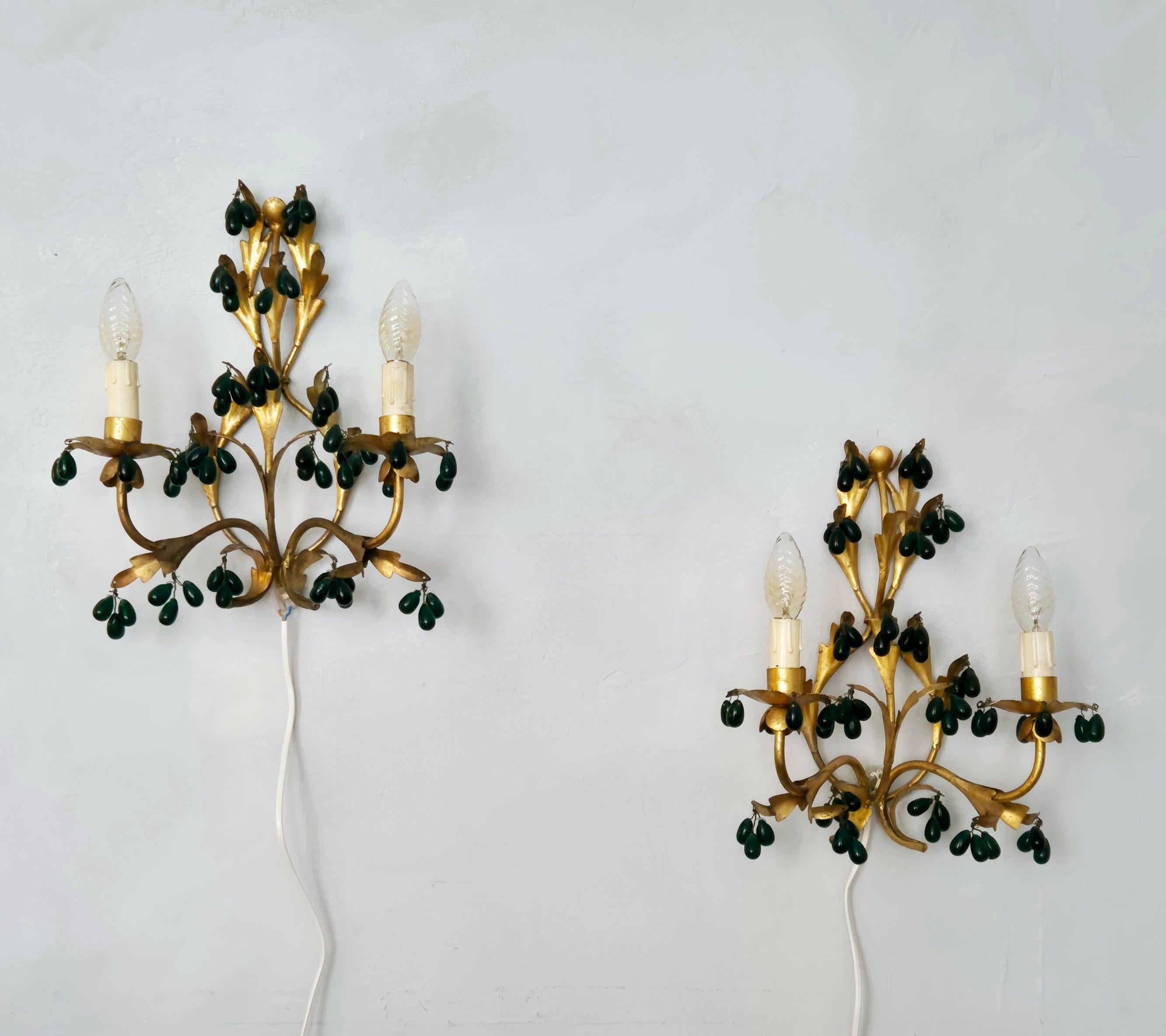 A beautiful pair of Hollywood Regency style wall sconces in gilt metal and dark green drop shaped glass decor. 

E14 lamp sockets. In good condition, nice patina. 