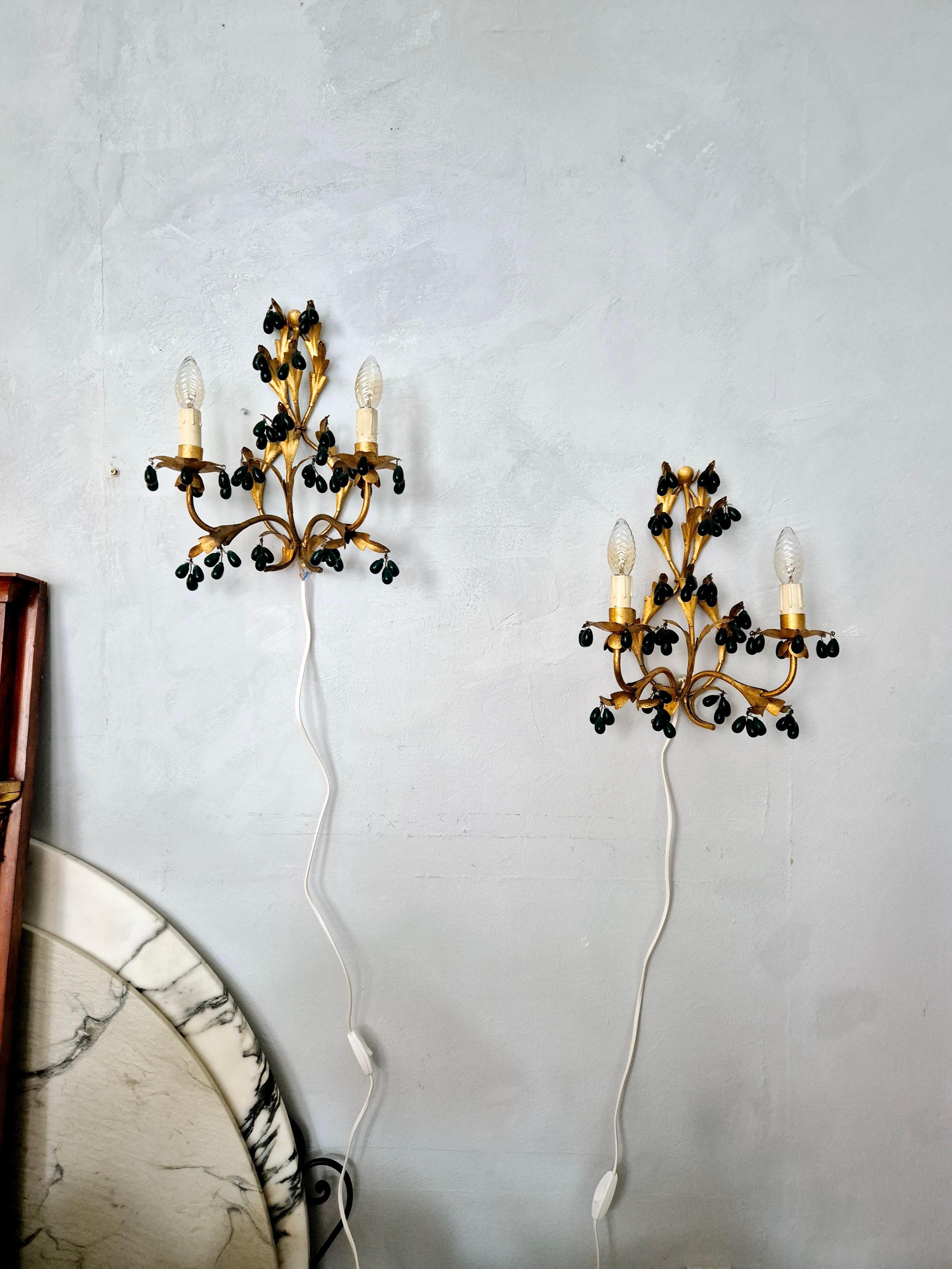 Hollywood Regency Wall lights, gilted metal with green glass drops, Italien mid-1900s Regency For Sale