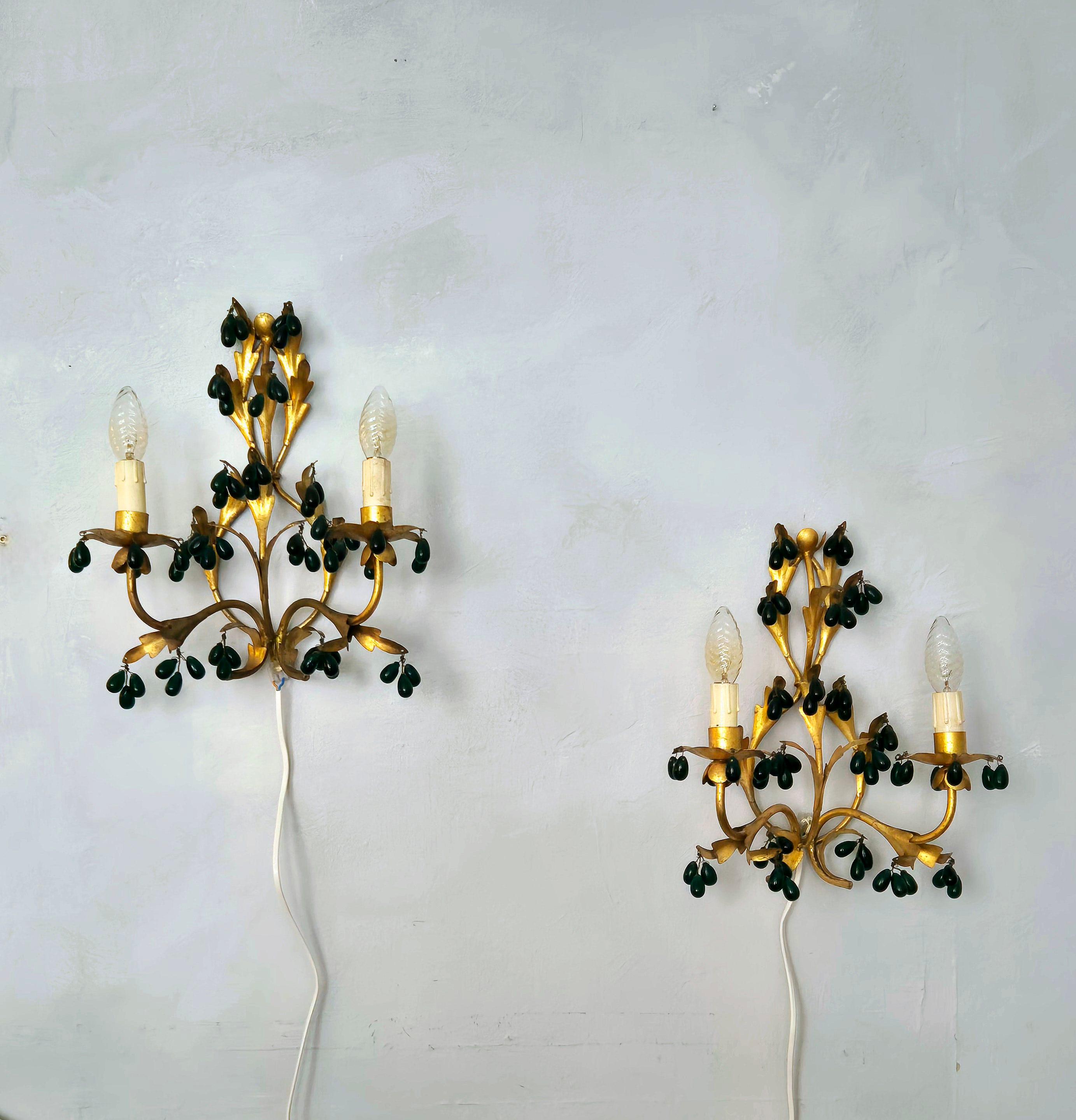 Gilt Wall lights, gilted metal with green glass drops, Italien mid-1900s Regency For Sale