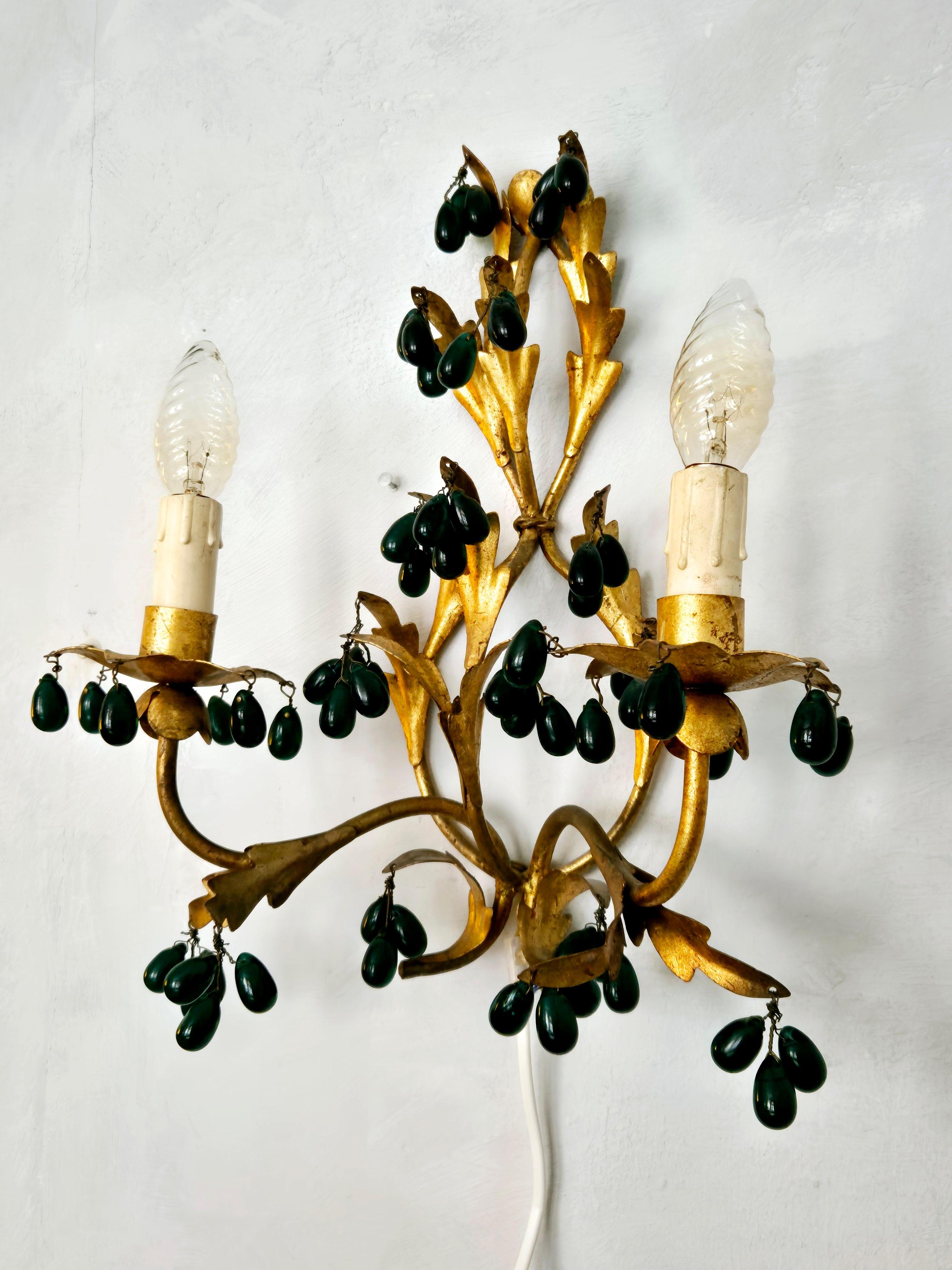Wall lights, gilted metal with green glass drops, Italien mid-1900s Regency In Fair Condition For Sale In Stockholm, SE