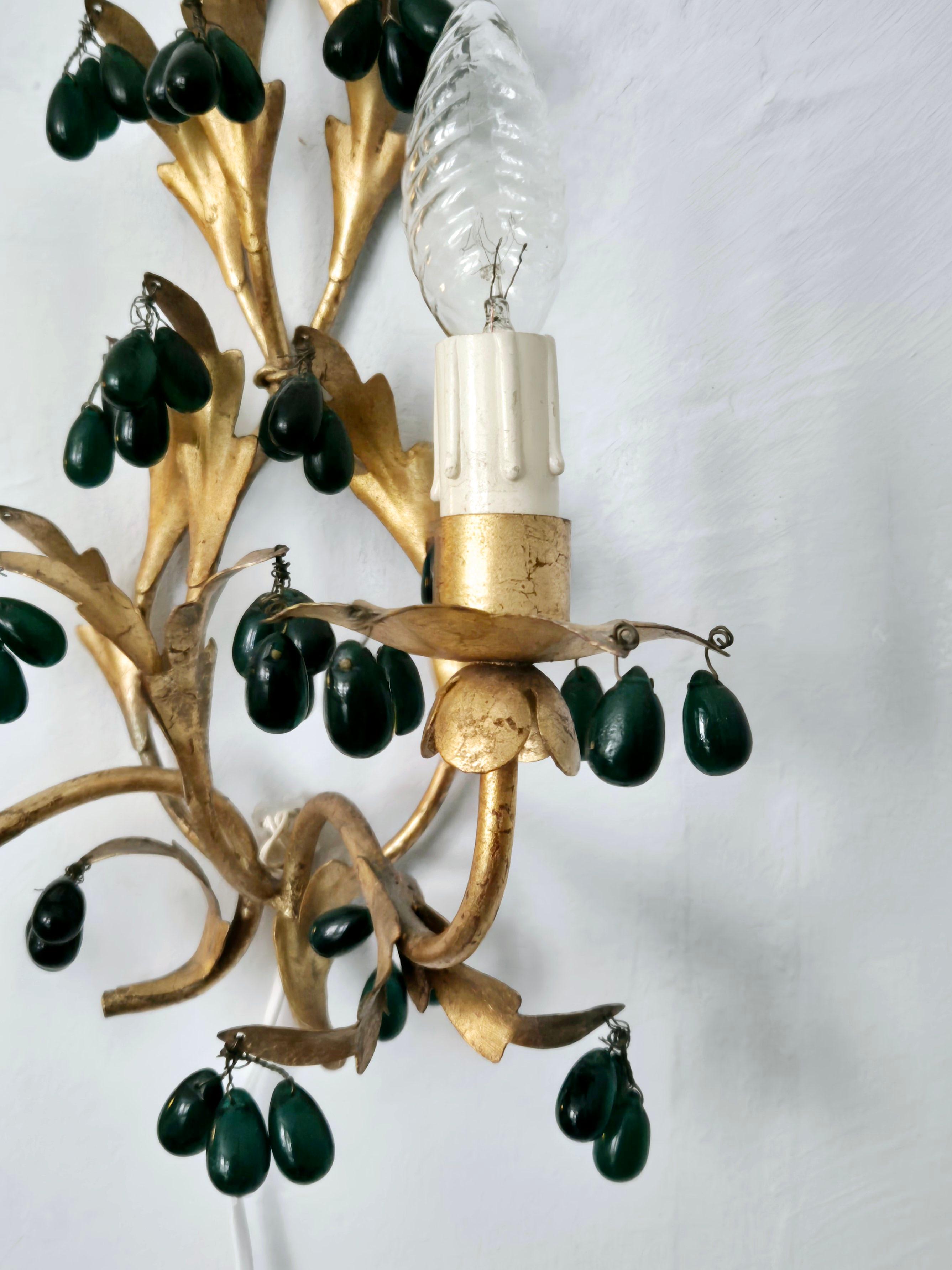 Wall lights, gilted metal with green glass drops, Italien mid-1900s Regency For Sale 1