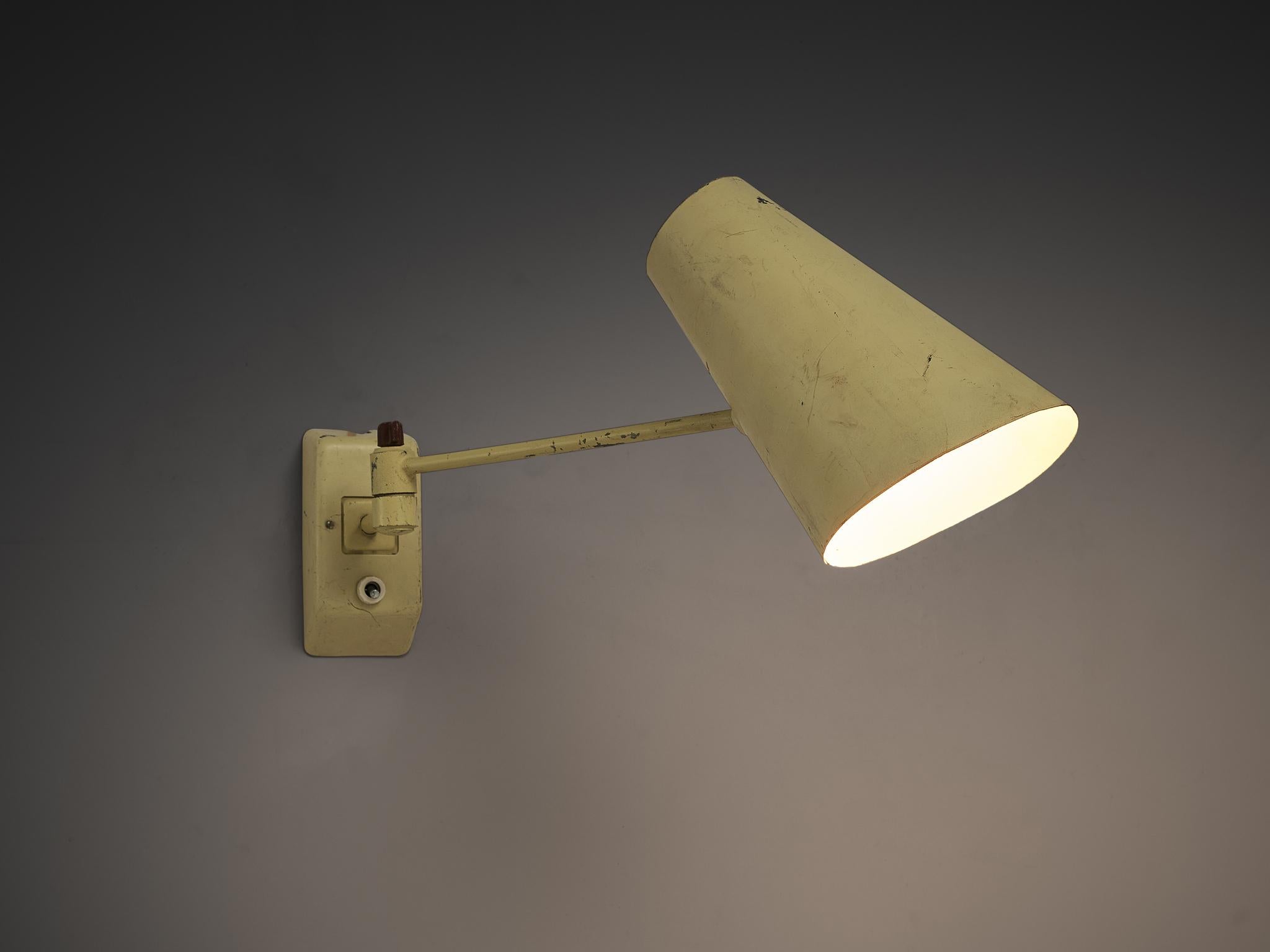 Mid-Century Modern Wall lights in Pale Yellow Lacquered Metal For Sale