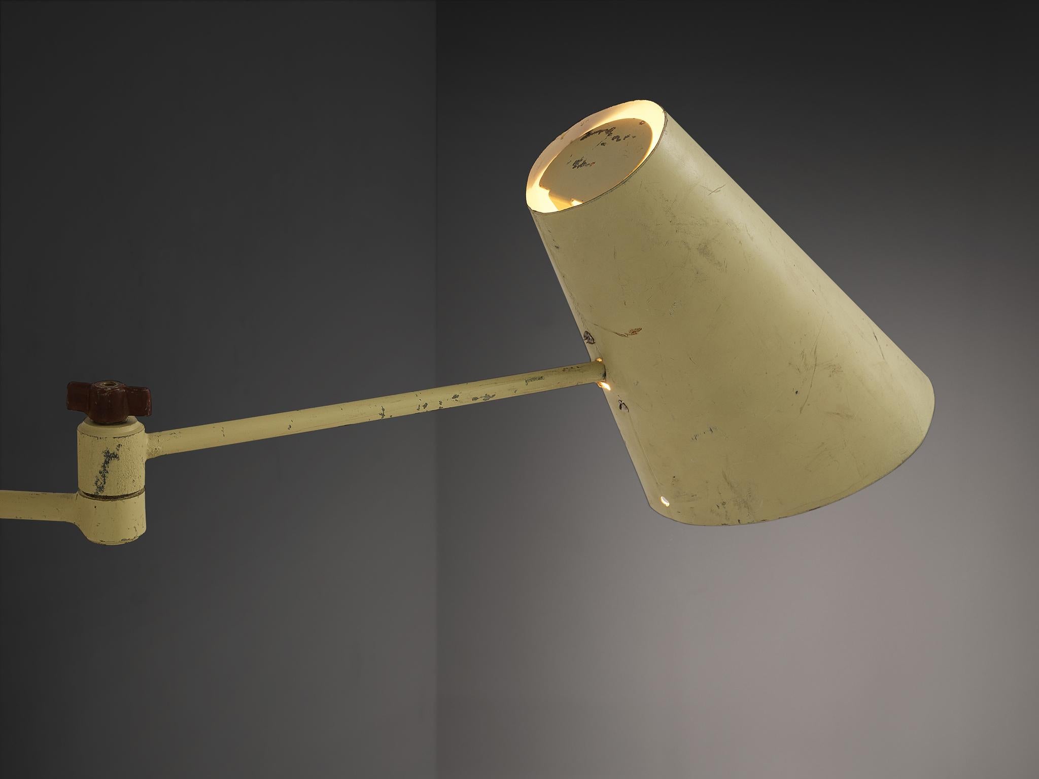 Wall lights in Pale Yellow Lacquered Metal In Good Condition For Sale In Waalwijk, NL