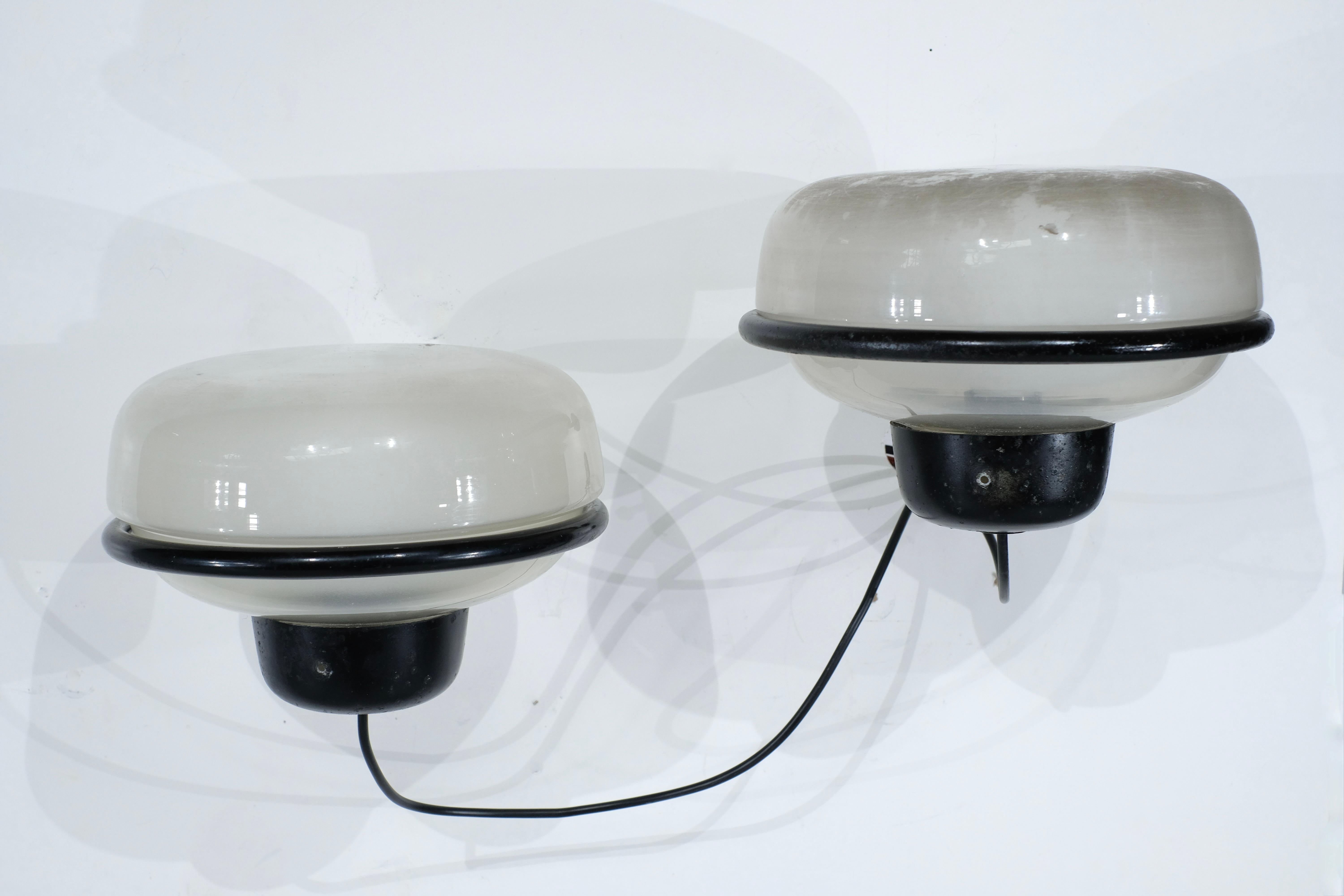 Wunderschönes Paar Wandleuchten Modell 228, entworfen von Gino Sarfatti für Arteluce in den 1960er Jahren.

Diese Wandleuchten zeichnen sich durch ein elegantes und raffiniertes Design aus.

Wir haben beschlossen, diese relativ seltenen Wandleuchten