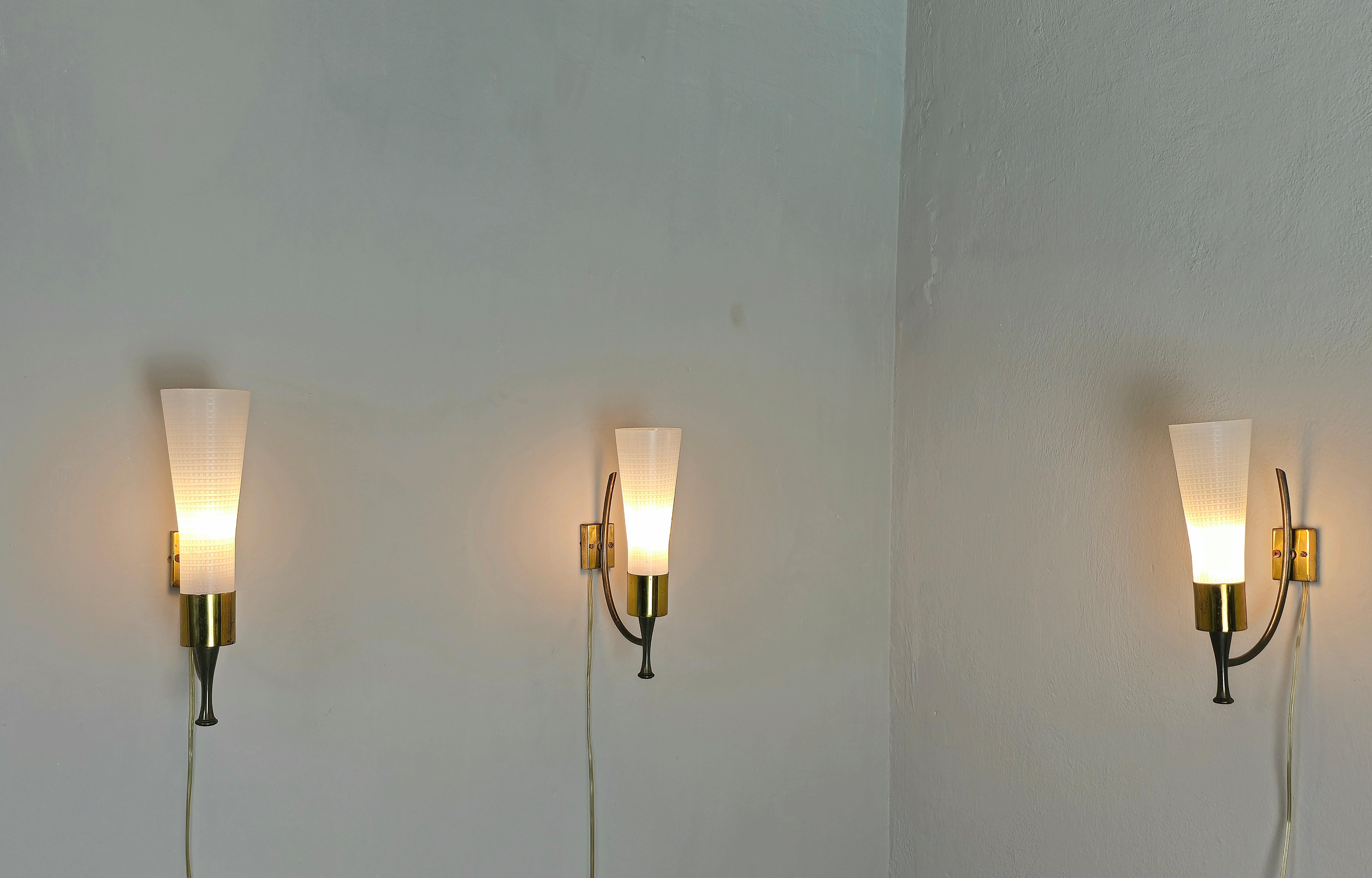 Set of 3 wall lamps Made in Italy in the 1950s.
Each single wall lamp was made with a brass structure that supports an opaque glass diffuser with geometric decorations.


Note: We try to offer our customers an excellent service even in shipments all