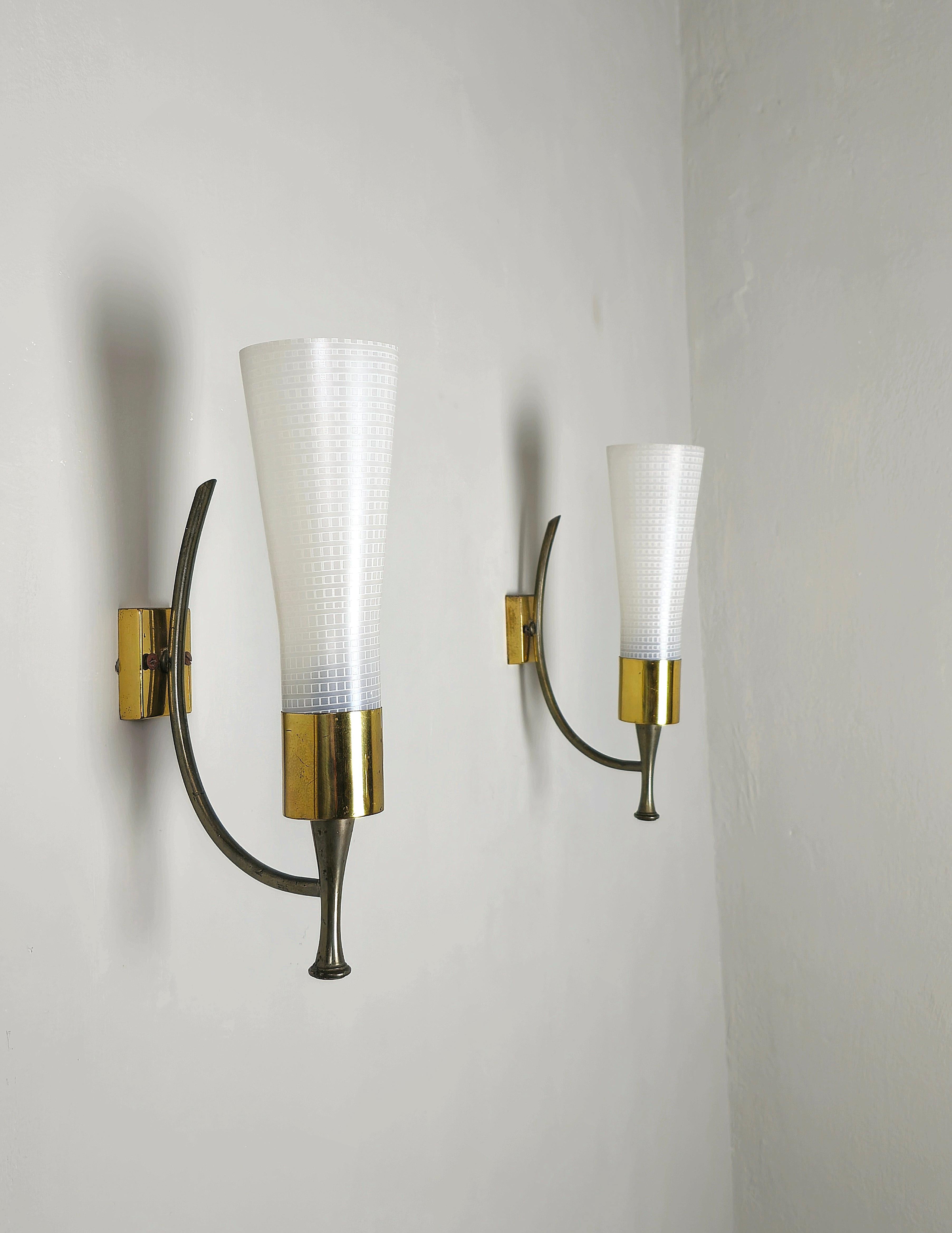 Wall Lights Sconces Brass Decorated Glass Midcentury Modern Italy 1950s Set of 3 In Good Condition For Sale In Palermo, IT