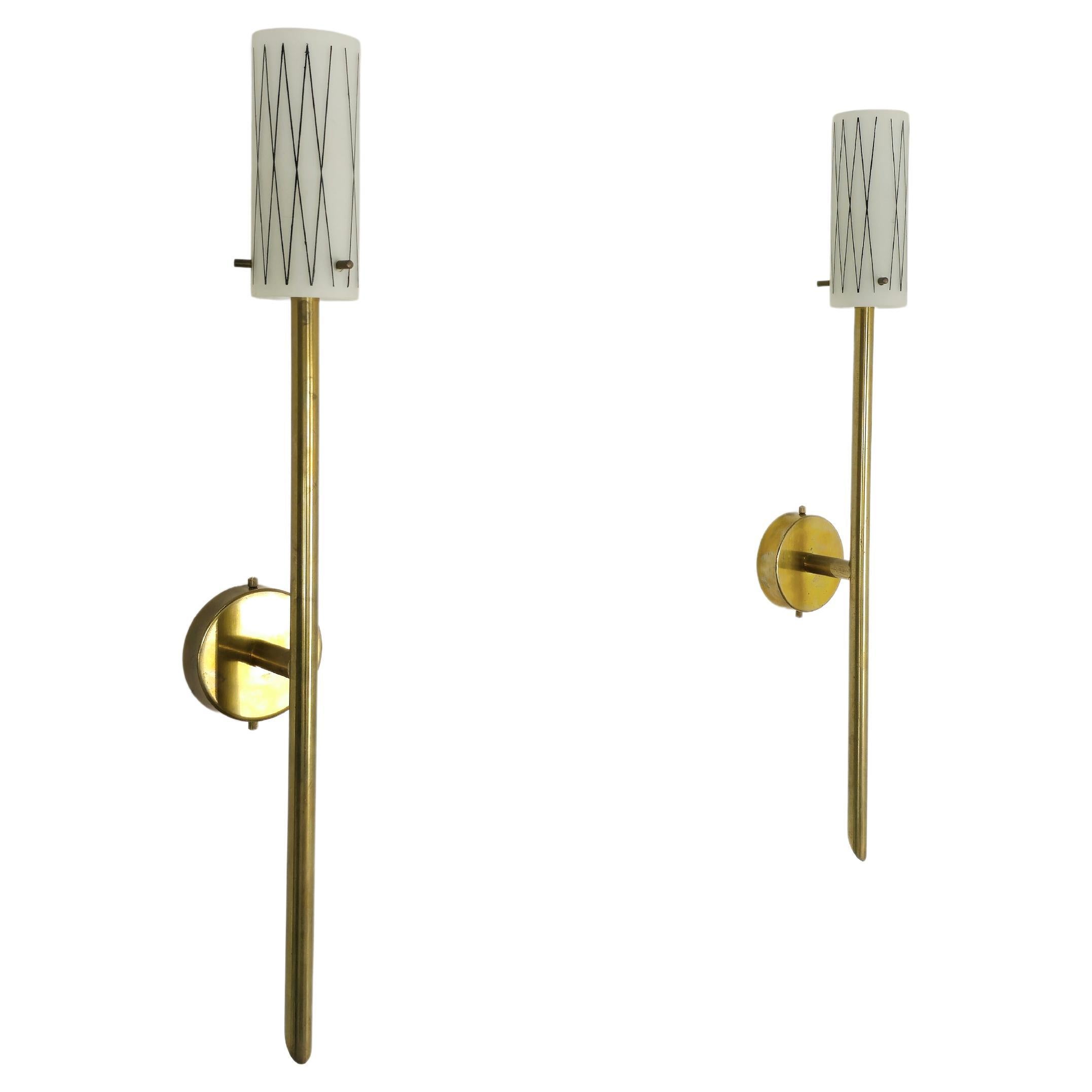 Set of 2 wall lamps made in Italy in the 1950s. Each individual wall lamp was made with an entirely brass structure, which supports a cylindrical opal glass diffuser.



Note: We try to offer our customers an excellent service even in shipments all