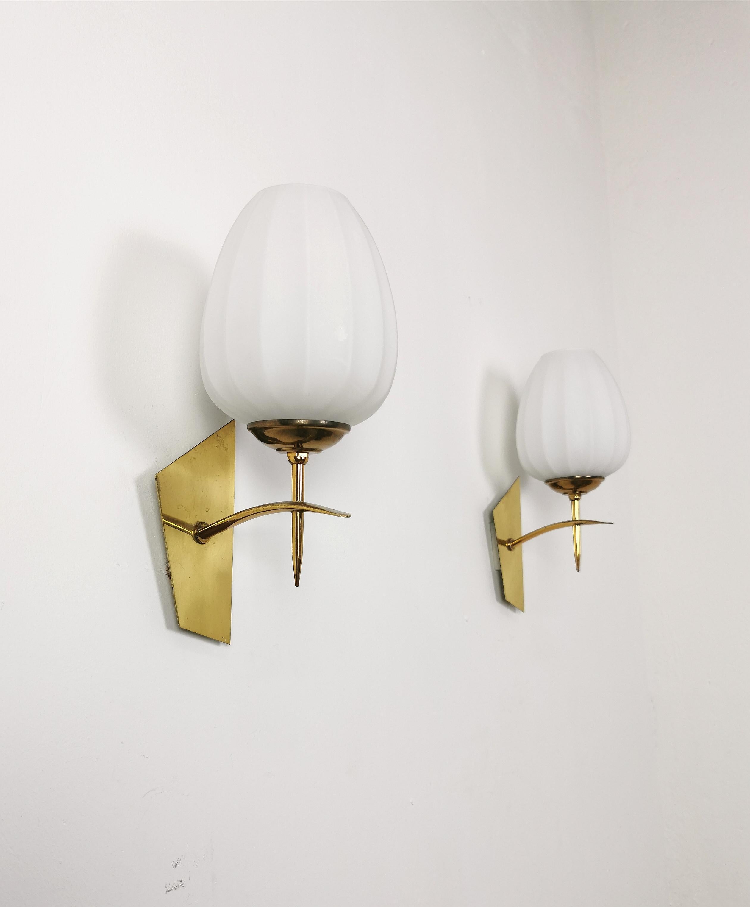 Pair of Wall lights Sconces Brass Opaline Glass Midcentury Modern Italy 1960s  In Good Condition In Palermo, IT
