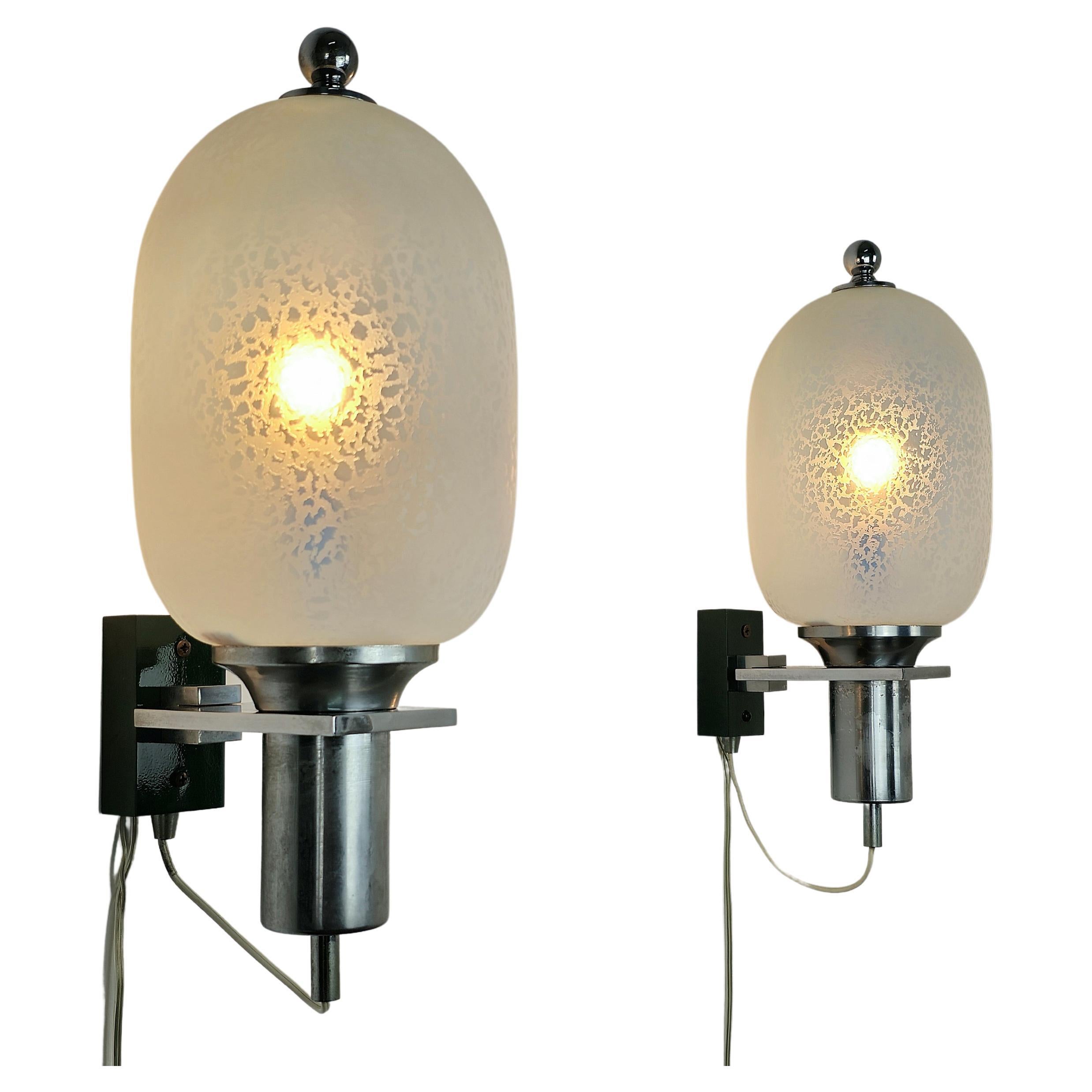 Set of 2 wall lamps made in Italy in the 70s.
Each individual wall lamp was made with a green enamelled brass wall plate and a chromed brass structure that supports a circular-shaped etched glass diffuser.
We recommend this pair of appliques