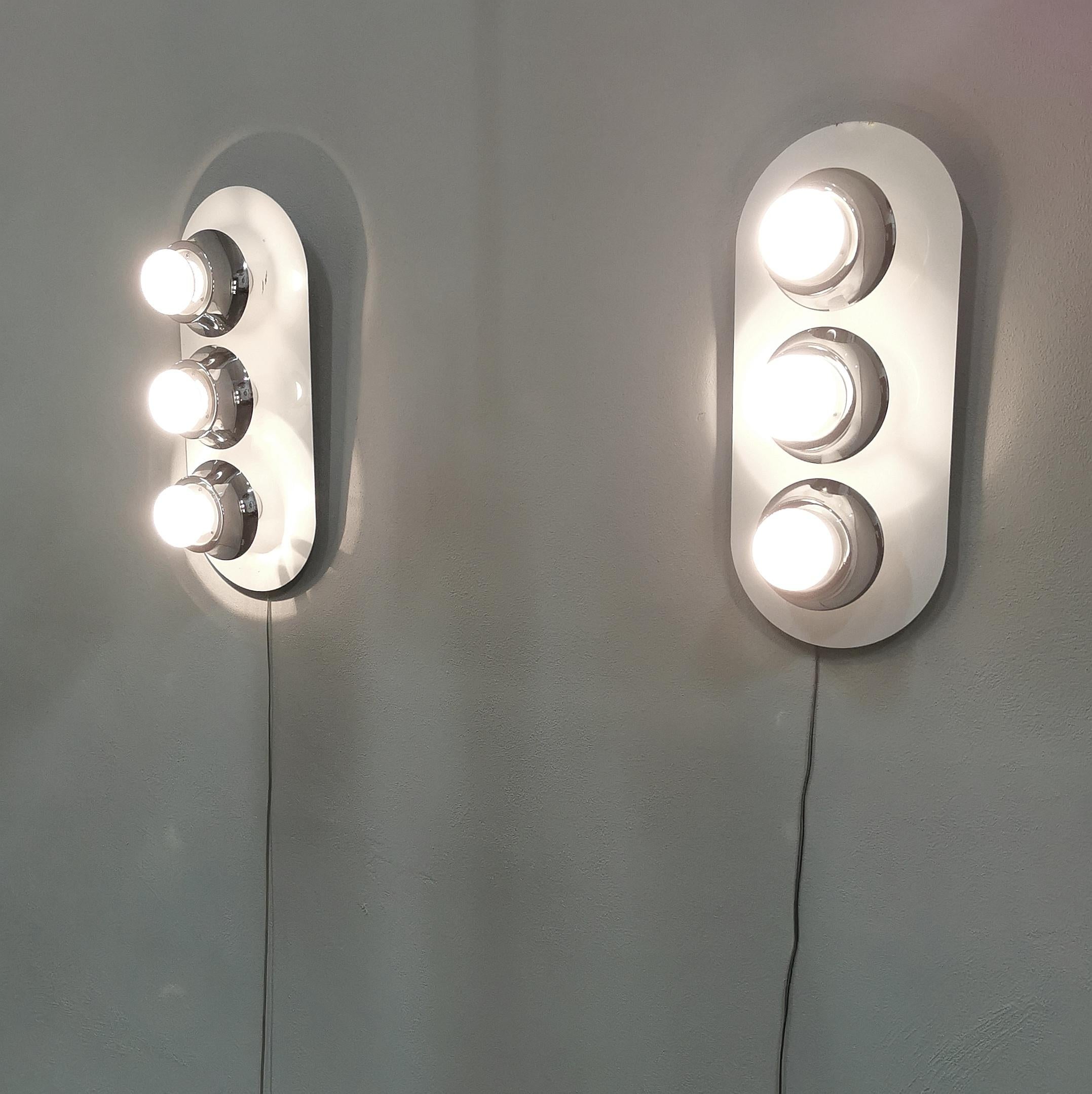 Pair of Wall Lights Sconces White Enameled Metal Midcentury Italian Design 1970  In Good Condition For Sale In Palermo, IT