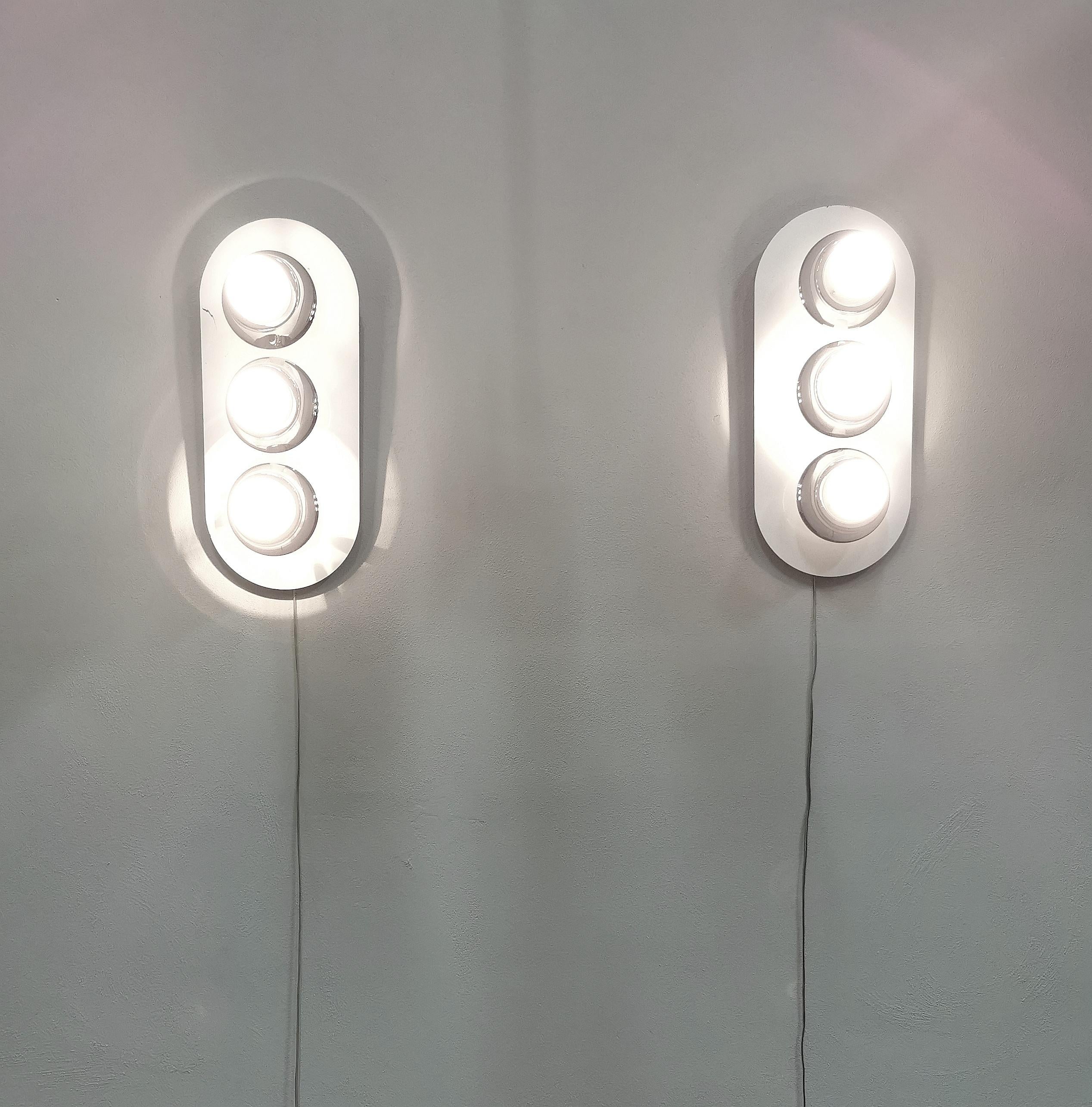 Fin du 20e siècle Paire d'appliques murales en métal émaillé blanc Design/One italien du milieu du siècle 1970 en vente