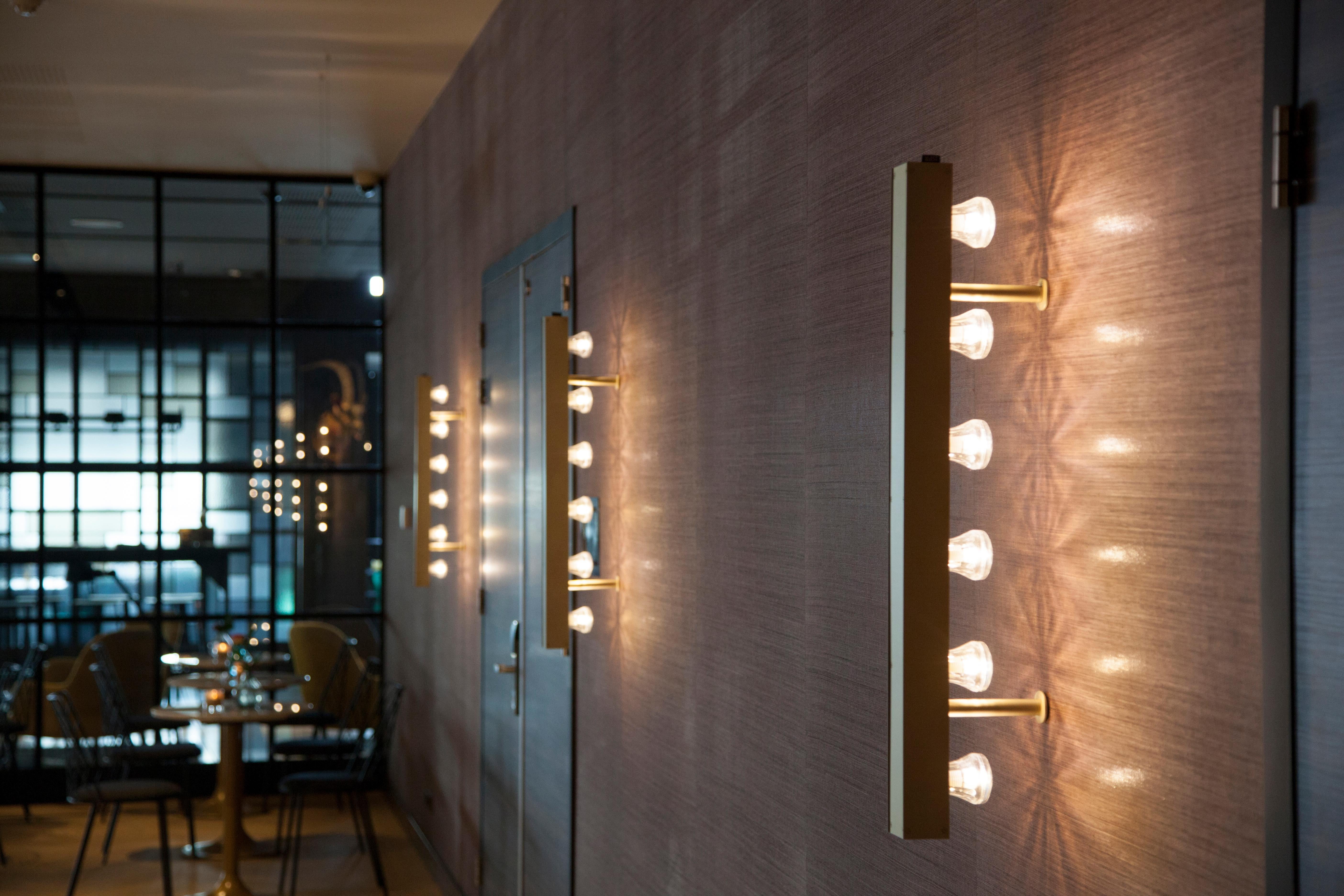 Lampada da parete Wall Line 200 in alluminio bronzo anodizzato di JSPR
Progettato da Jasper van Grootel.
Dimensioni: D. 9 x L. 6 x H. 200 cm.
Materiali: Alluminio anodizzato.

Realizzato a mano nei Paesi Bassi. Disponibile in diversi colori