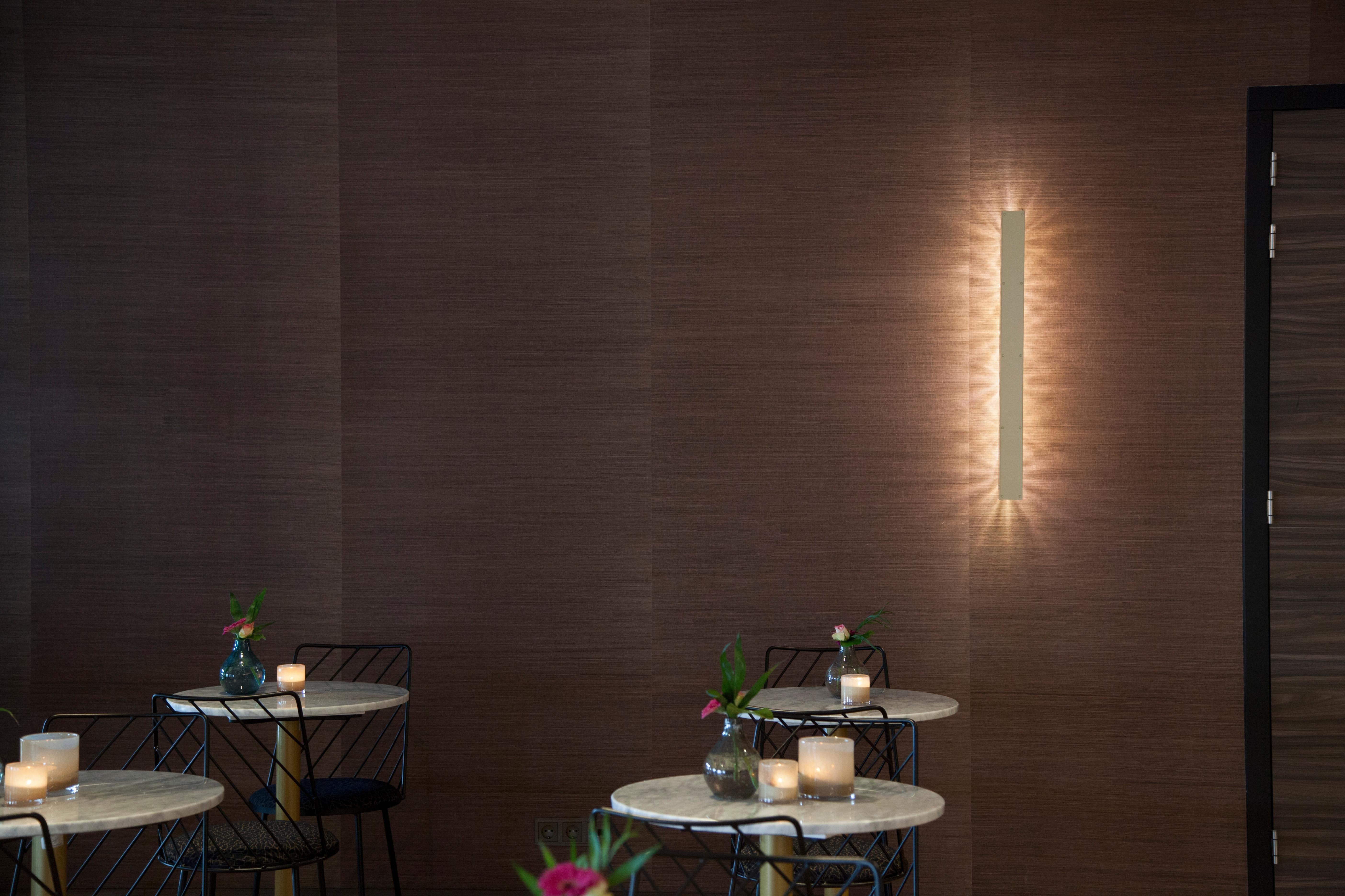 Postmoderno Lampada da parete Wall Line 200 in alluminio bronzo anodizzato di JSPR in vendita