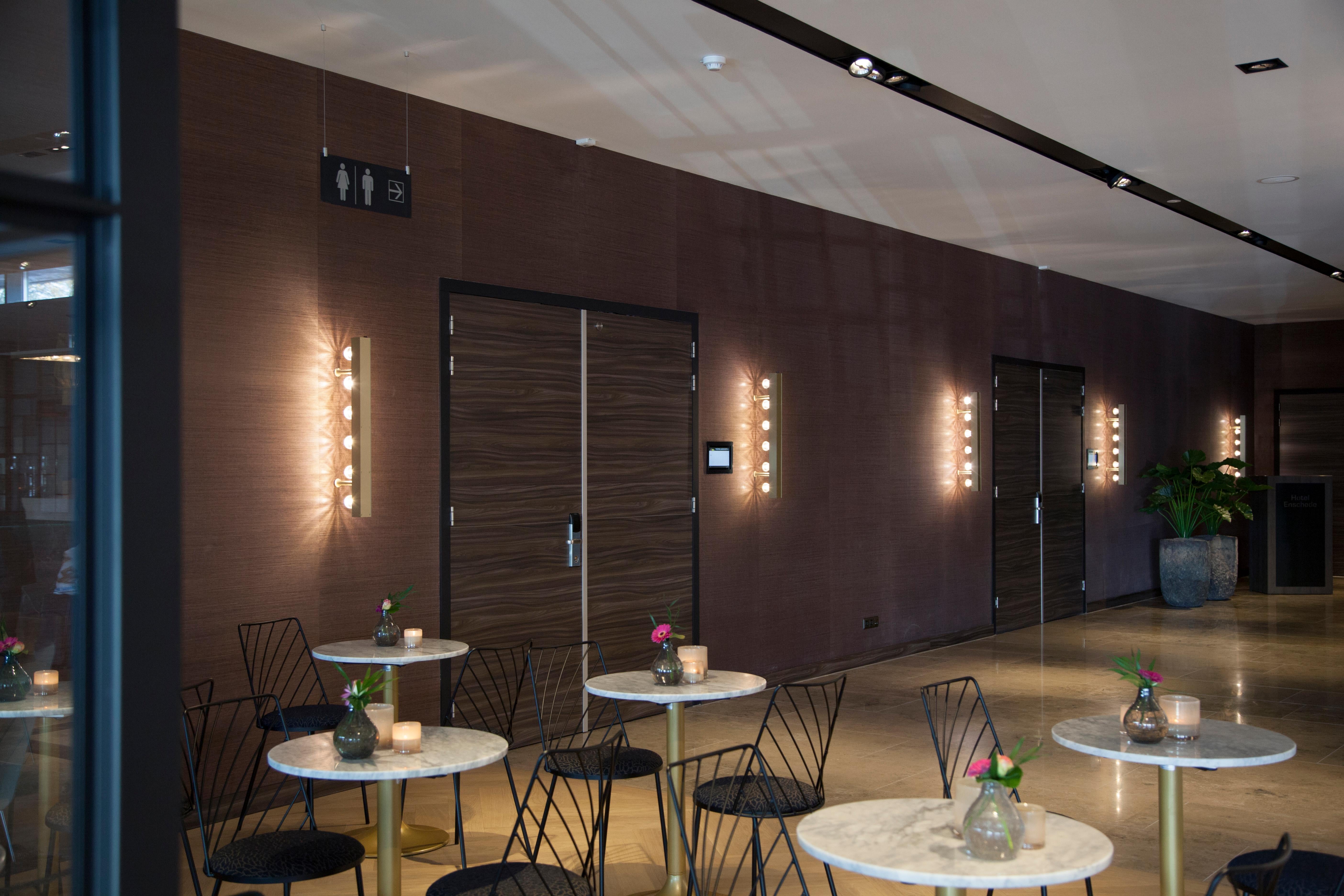 Olandese Lampada da parete contemporanea Wall Line 75 in alluminio anodizzato nero di JSPR in vendita