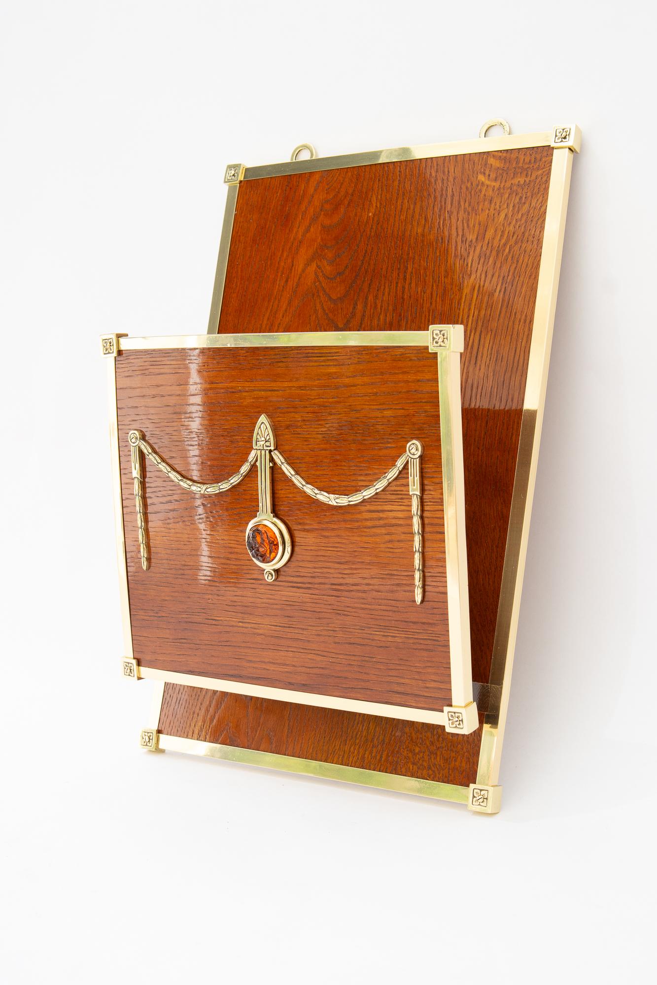 Wandzeitschriftenregal aus Holz und Messing, Wien um 1920 (Lackiert) im Angebot