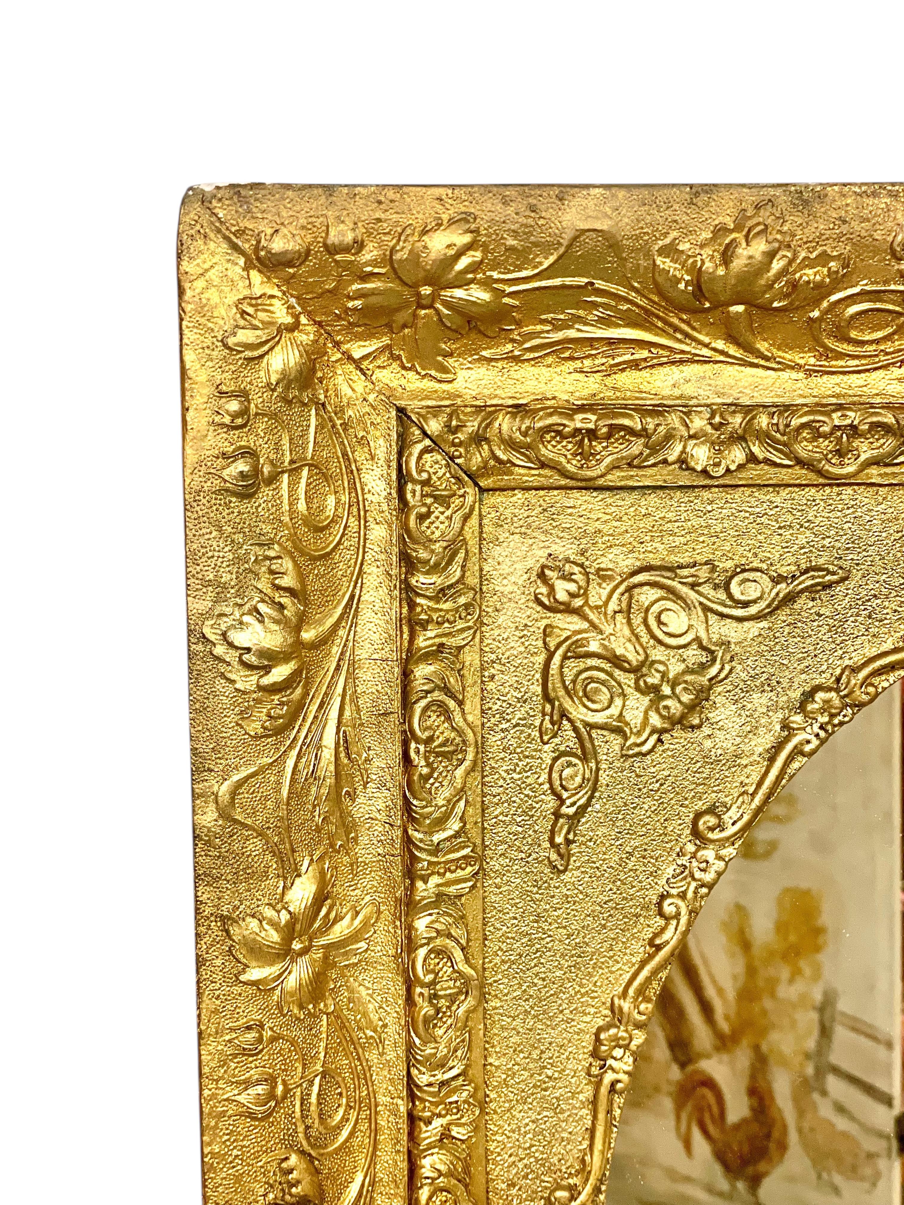 Questo affascinante specchio d'epoca presenta una squisita cornice rettangolare con al centro un elegante specchio ovale Médaillon. La cornice riccamente decorata è ornata da delicati motivi floreali e a volute, che mostrano un'intricata lavorazione