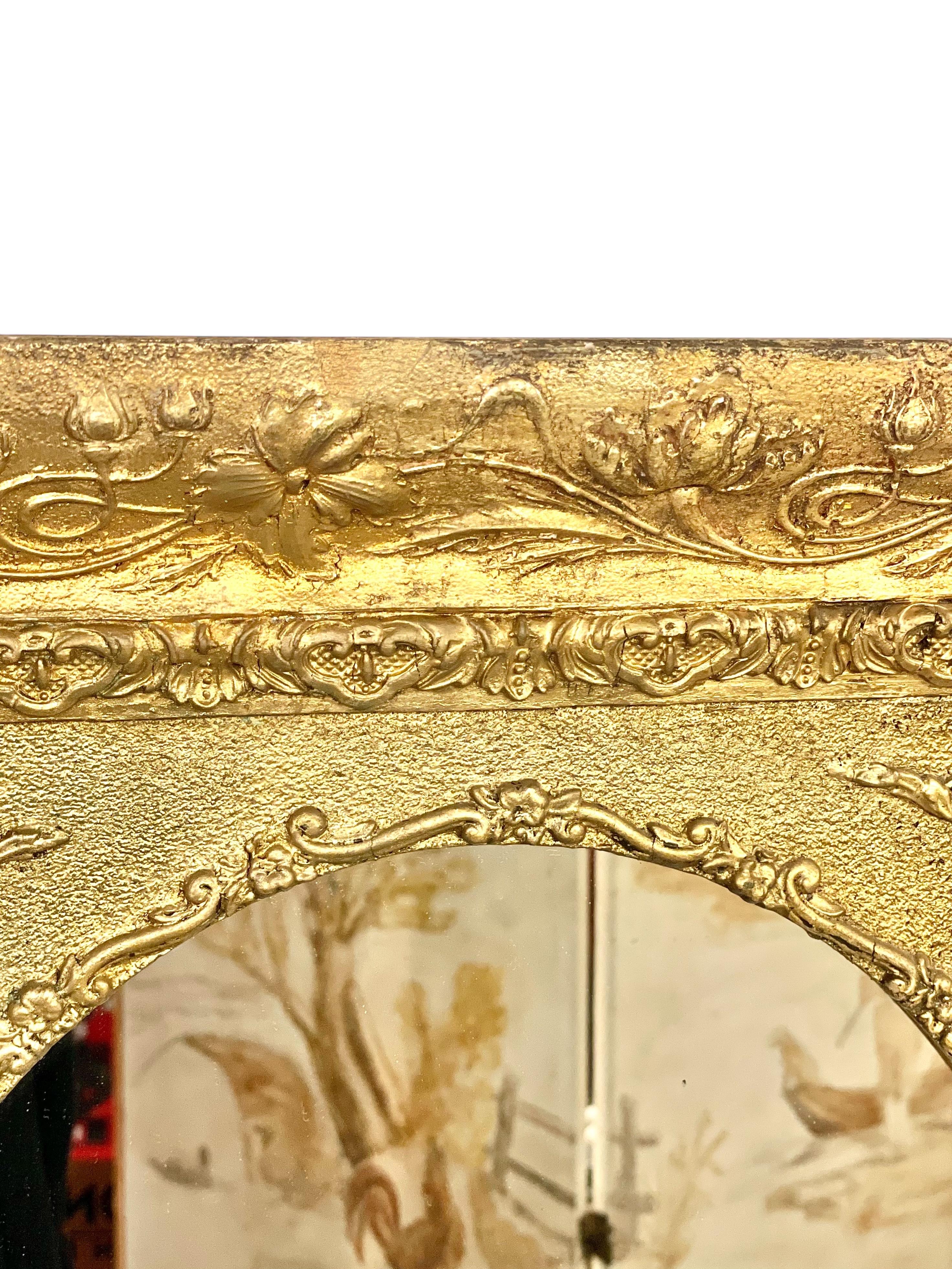 Francese Specchio Médaillon da parete con cornice floreale dorata in vendita