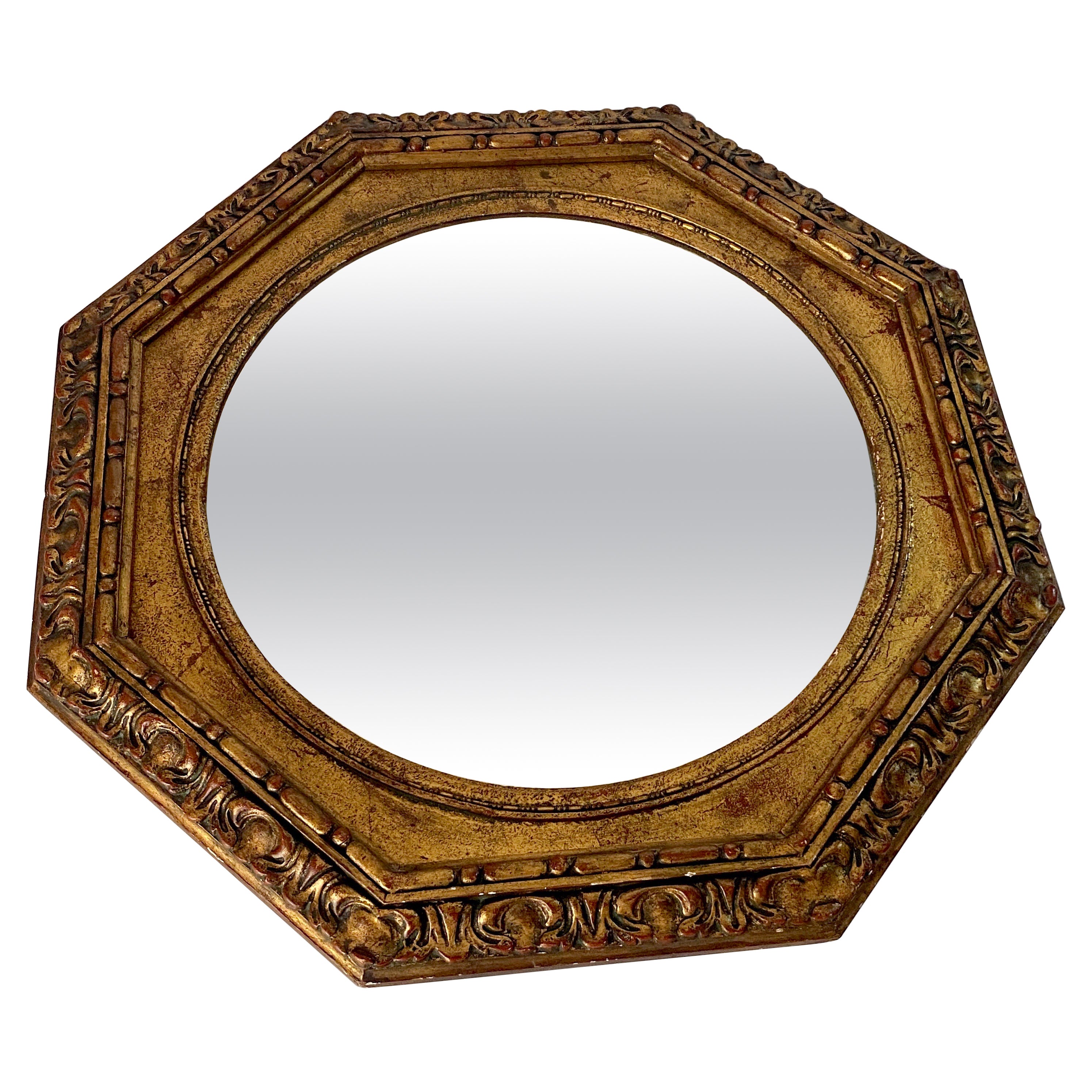 Specchio da parete in legno intagliato e dorato, realizzato in Francia nel 1930 circa, colore dorato