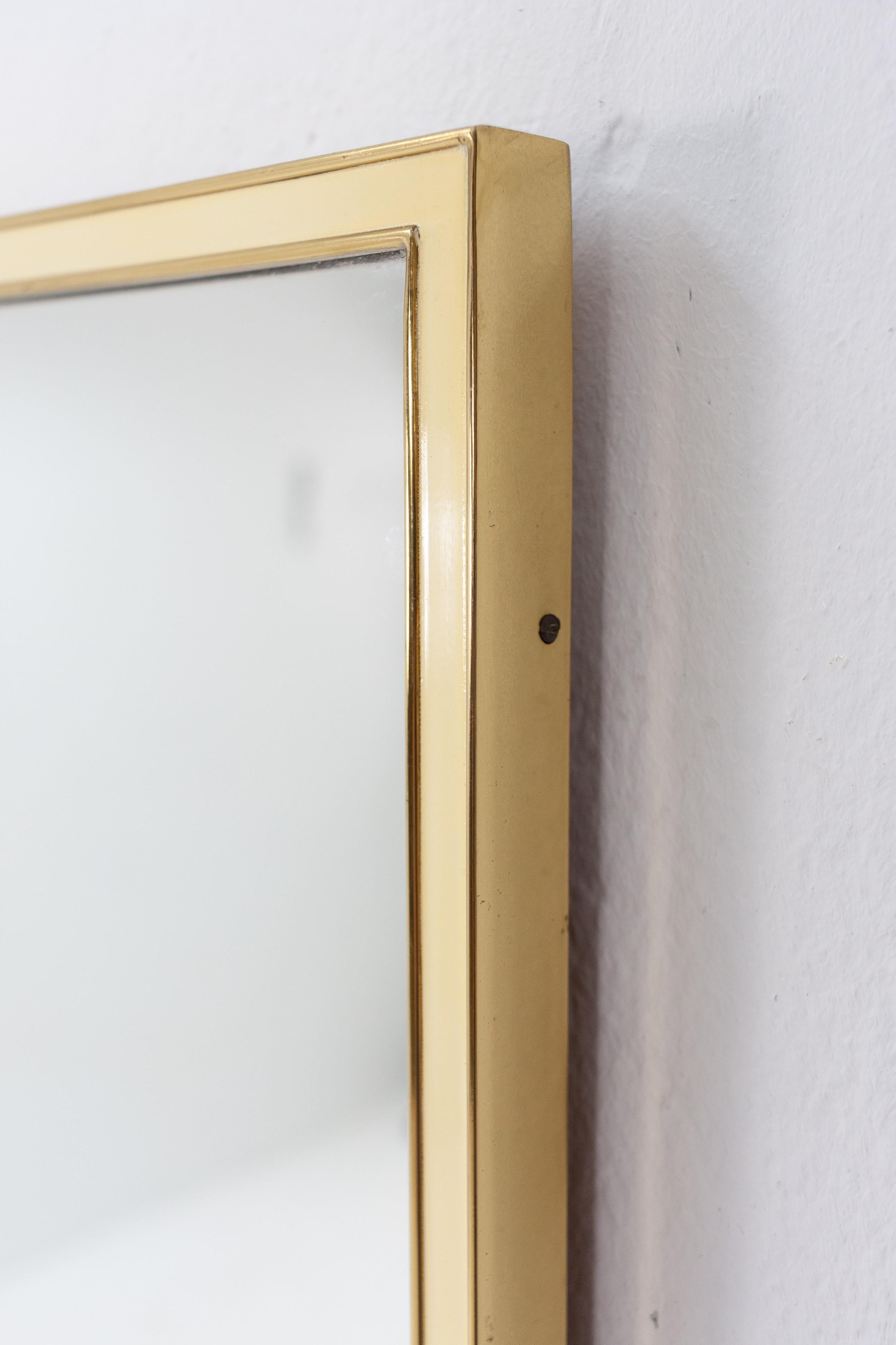 Very nice simple design. Wall mirror with a brass frame and cream-colored insert. Good condition, made in Belgium, 1970s.




   