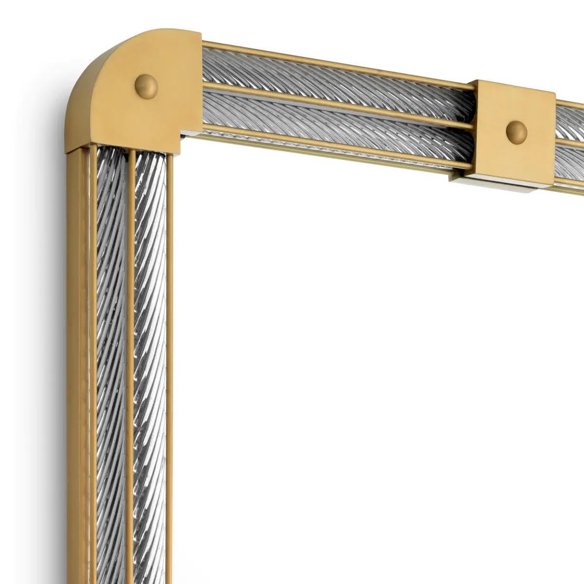 Wandspiegel, Ausführung in antikem Messing und handgefertigtes Klarglas. (Moderne) im Angebot