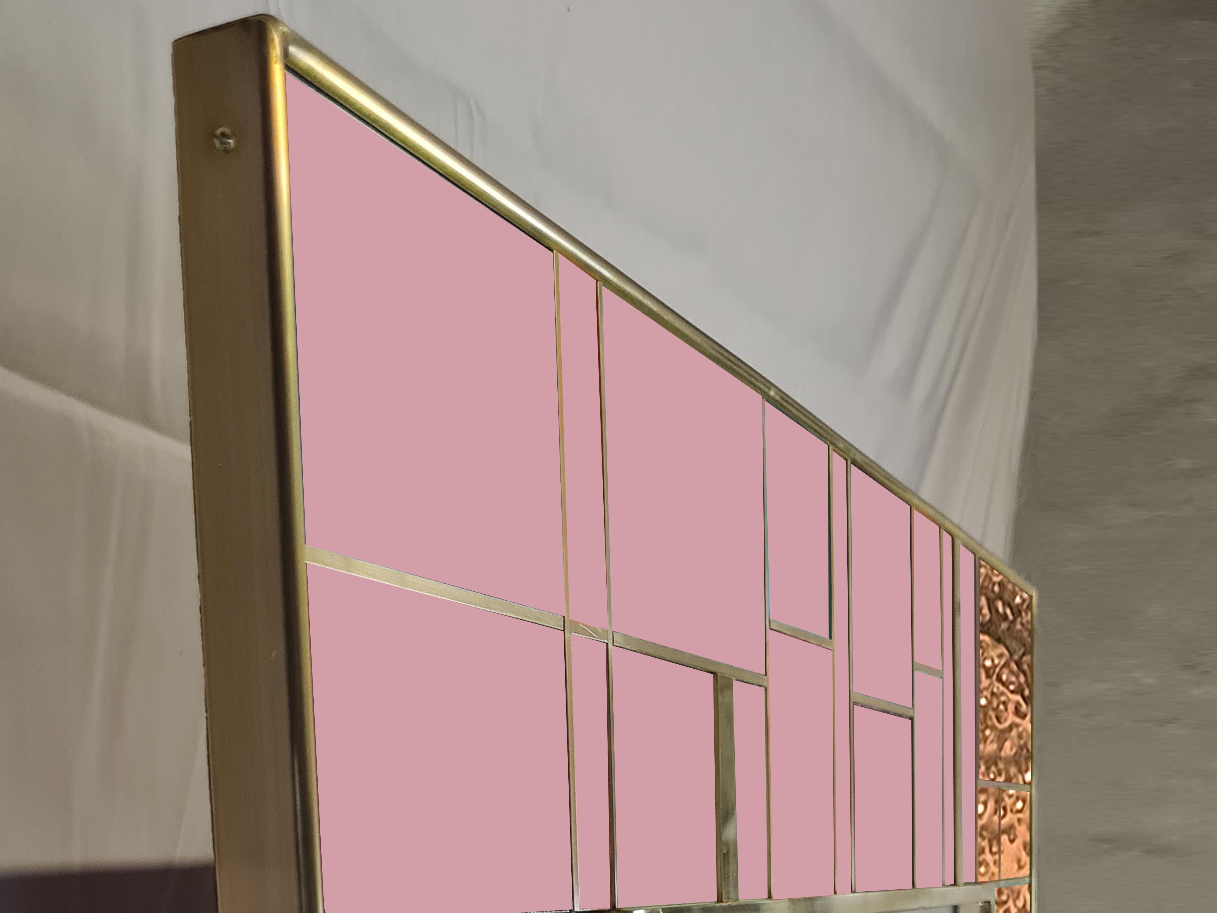 Ce miroir mural raffiné, fabriqué en laiton poinçonné et en verre rose de Murano, incarne l'élégance du design italien. 

Le cadre en bois de bouleau massif est orné de touches de laiton complexes, créant un contraste saisissant qui rehausse