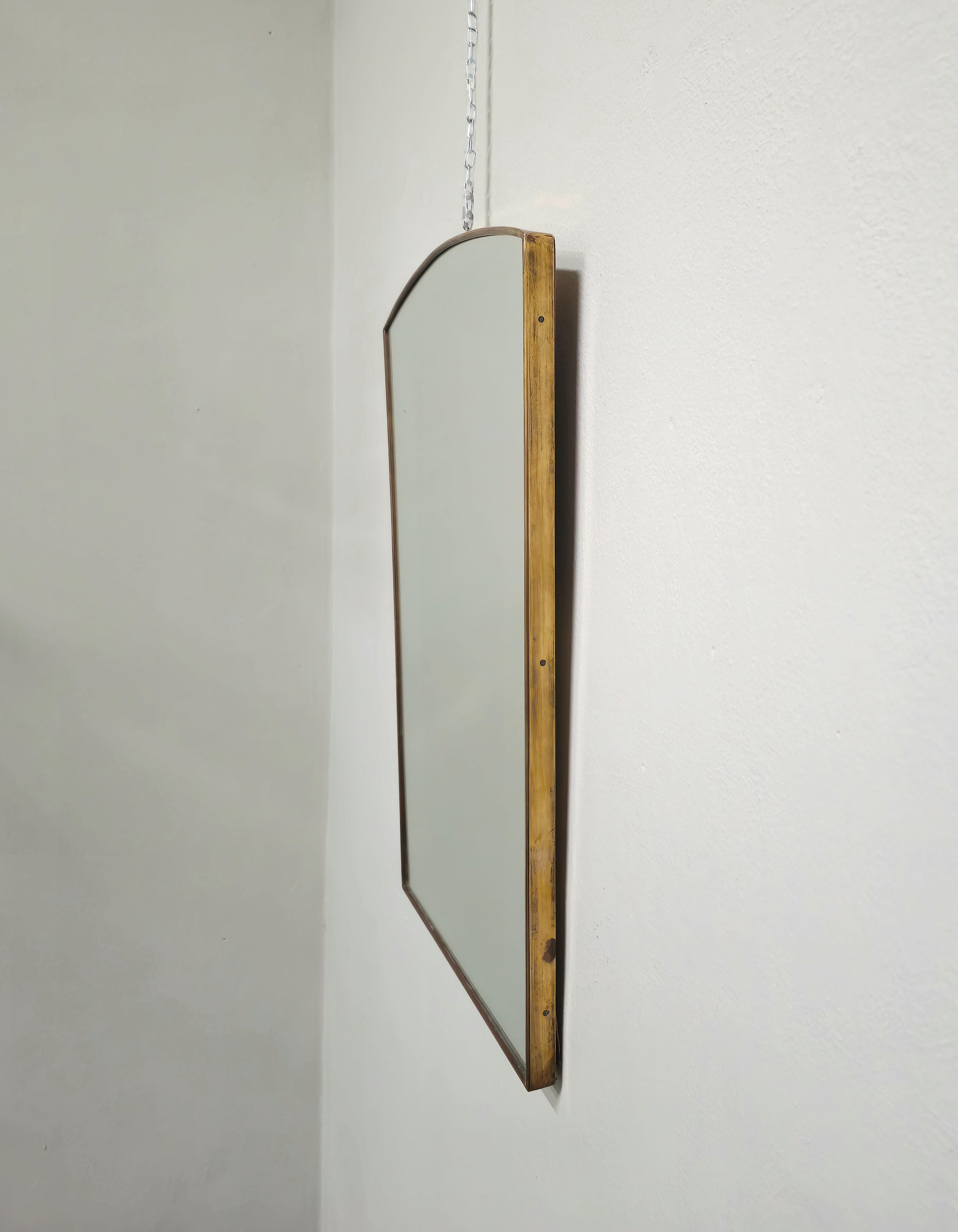 excellent workmanship wall mirror with bust-shaped brass frame. Italy 1950s/60s.
Recommended piece.


Note: We try to offer our customers an excellent service even in shipments all over the world, collaborating with one of the best shipping