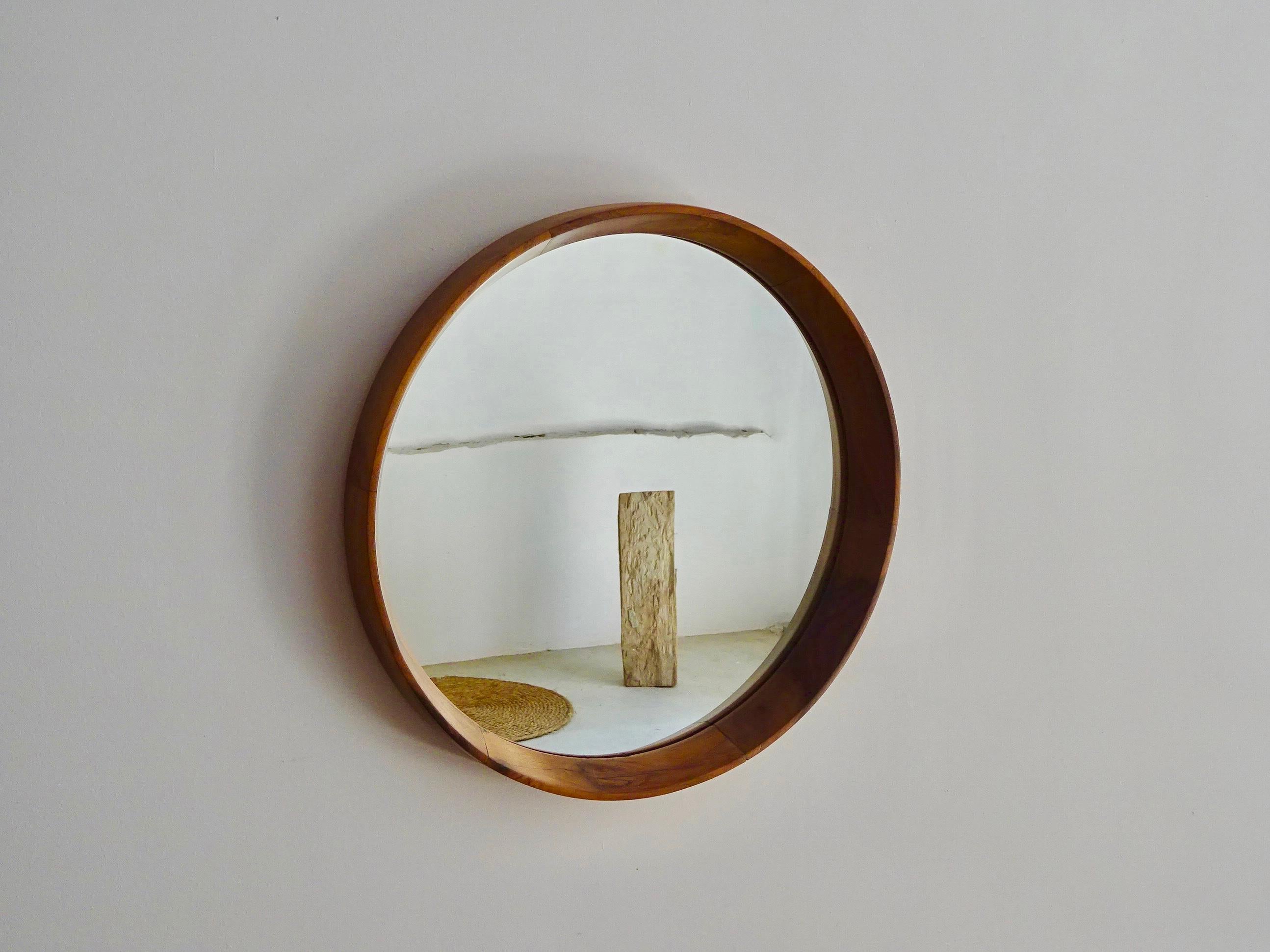 Wall mirror in solid “caviuna” wood, designed by Jorge Zalszupin for l’Atelier, produced in 1960s. The back handle has been replaced. Original and great condition, ready to use.

Dimensions: 54cm Diameter / 6cm Depth
