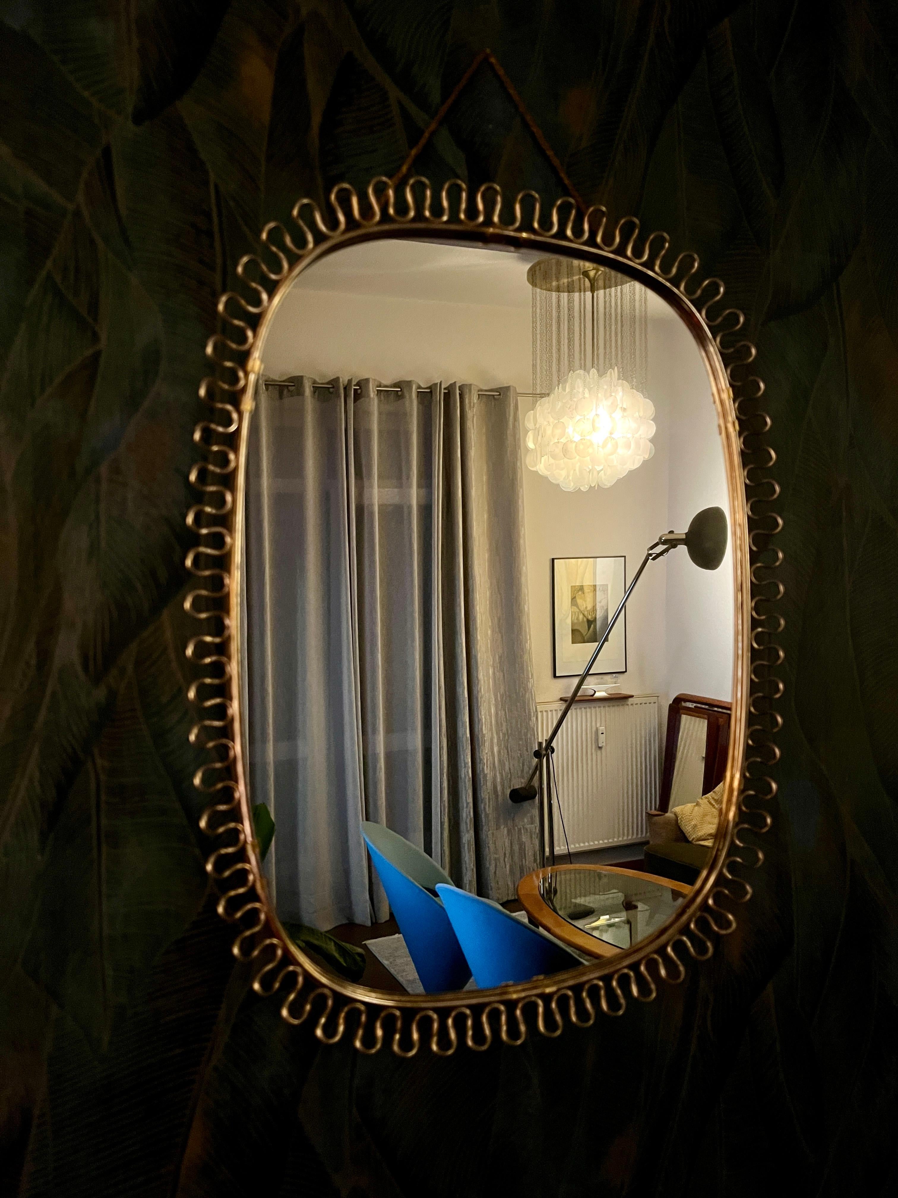 A delicate mirror with a thin brass loop frame.
An absolute design classic from the 1950s. This round brass mirror was designed by Austrian designer Josef Frank for the renowned Swedish design company Svenskt Tenn.
The mirror is in good used,