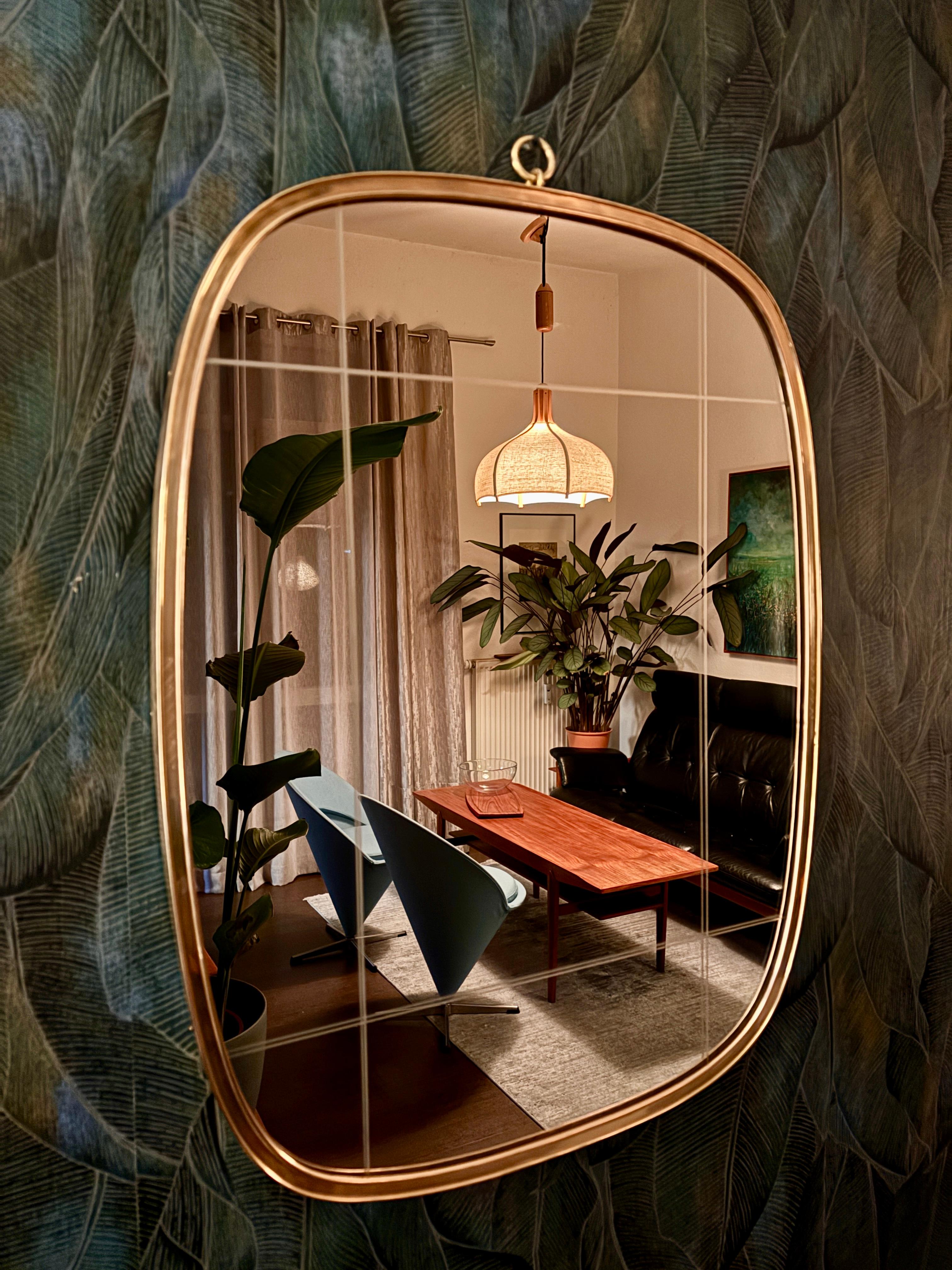 Un grand miroir avec un cadre en laiton.
Un classique absolu du design des années 1950. Très rare sous cette forme.
Le miroir en laiton a été conçu et fabriqué en Allemagne.
Le miroir est en très bon état d'origine.
Très bon état vintage avec une