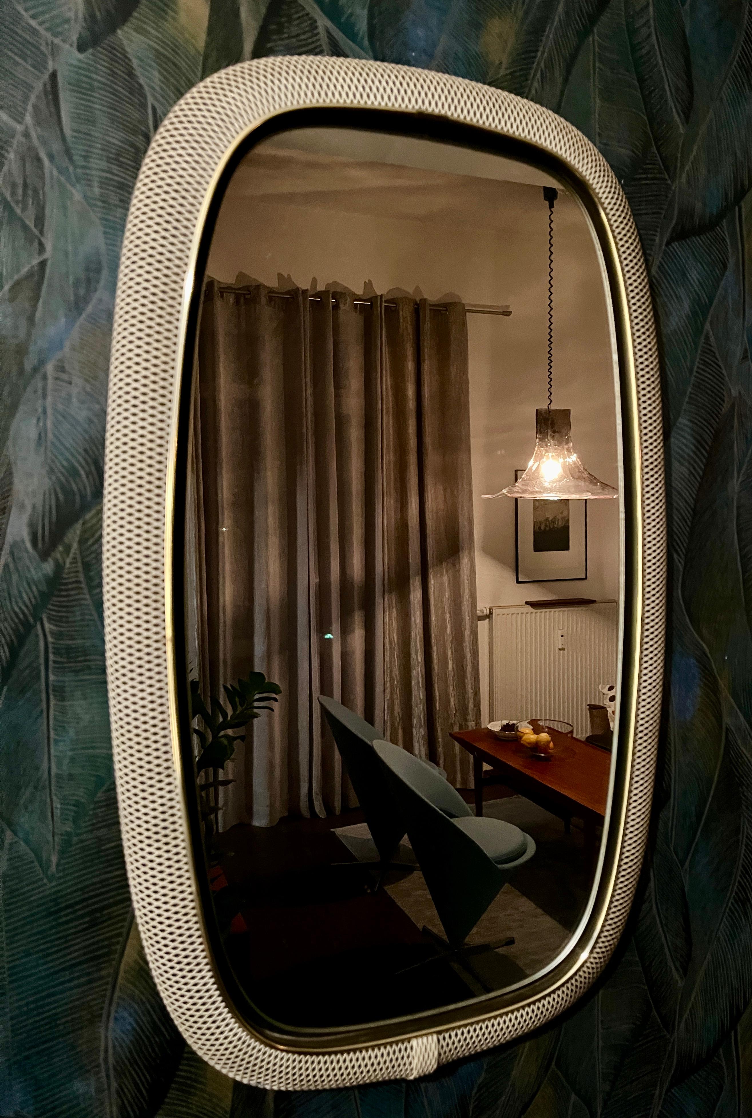 Miroir très rare du milieu du siècle avec un cadre en maille de plastique peint en blanc.
Il a été fabriqué en Allemagne par les 