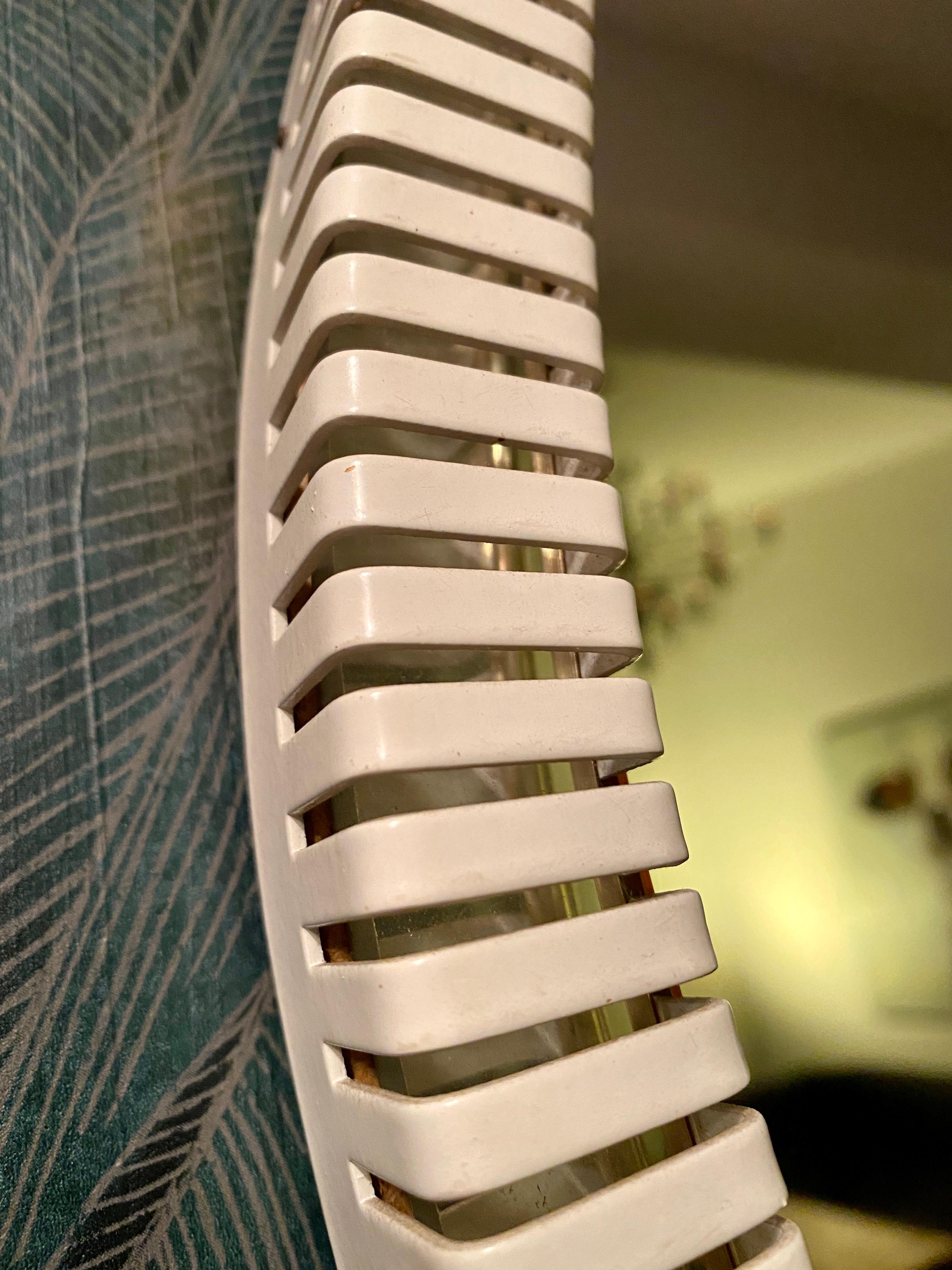 A 1960s wall mirror from the German manufacturer Münchner Zier-Form.
A high-quality, round wall mirror from the 1960s with a ribbed metal frame!
Both the mirror frame and the base are made of metal.
The metal frame is cream-white and is finished