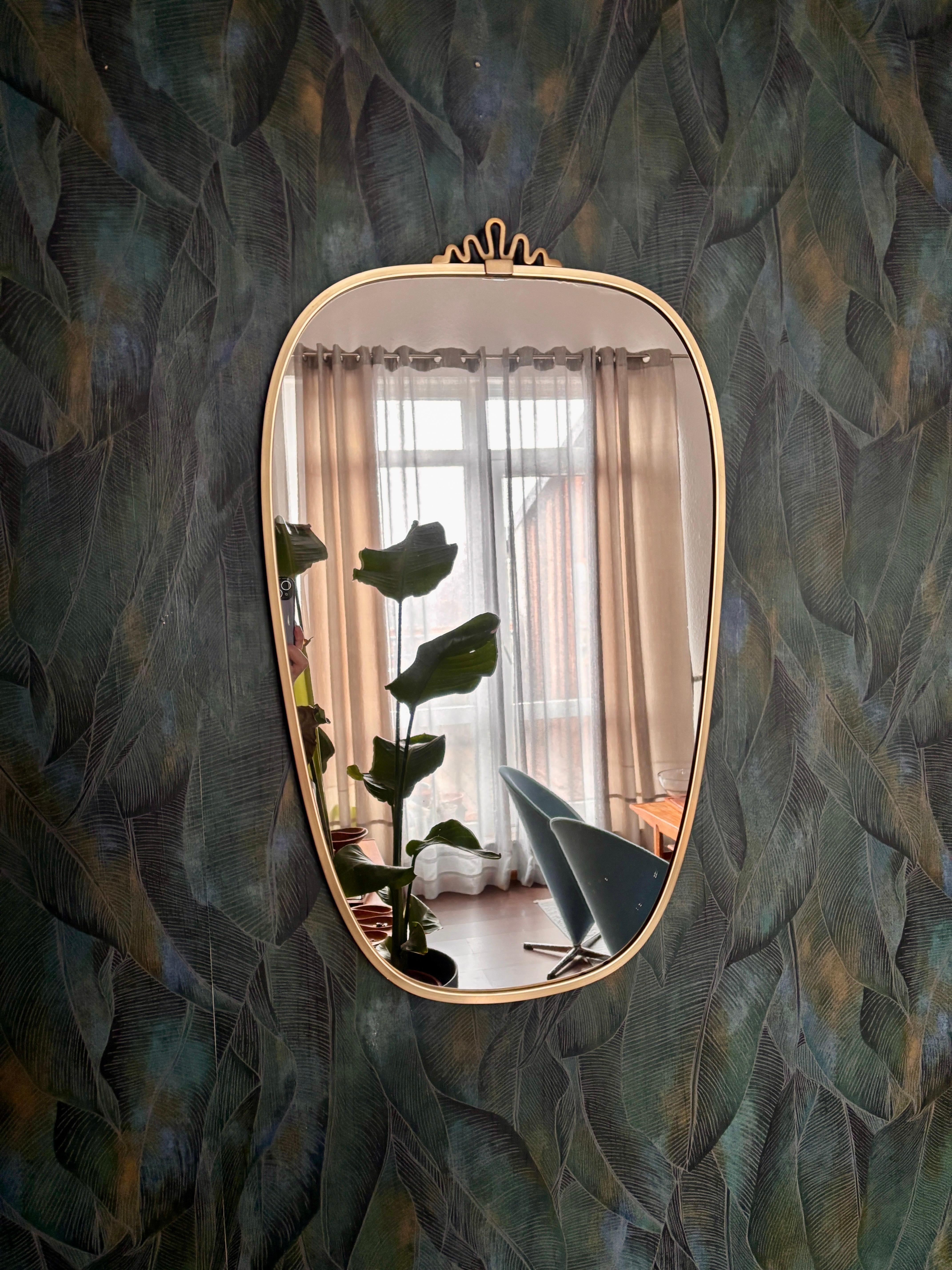 Un miroir délicat, long, très beau et rare.
Ce miroir en laiton a été conçu et fabriqué en Allemagne dans les années 1950.
Le miroir est en bon état, usagé et d'origine.

Dimensions
Hauteur 65 cm
Largeur 40 cm
Profondeur 2 cm

Je ne vends que des