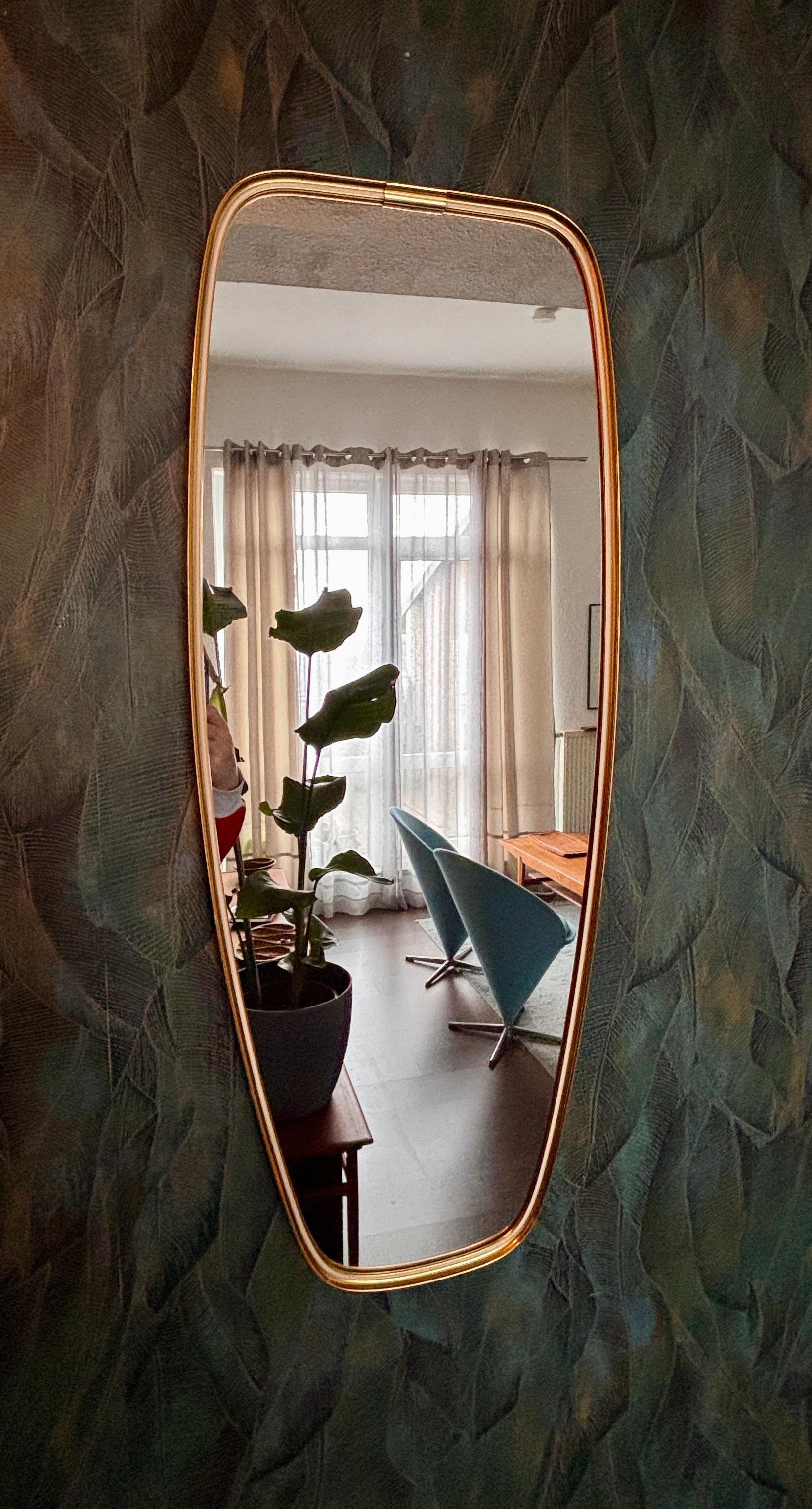 Un miroir délicat, long, très beau et rare de SCHÖNFORM.
Ce miroir en laiton a été conçu et fabriqué en Allemagne dans les années 1950.
Le miroir est en très bon état d'usage et d'origine.

Dimensions
Hauteur 89 cm
Largeur 36 cm
Profondeur 3 cm

Je