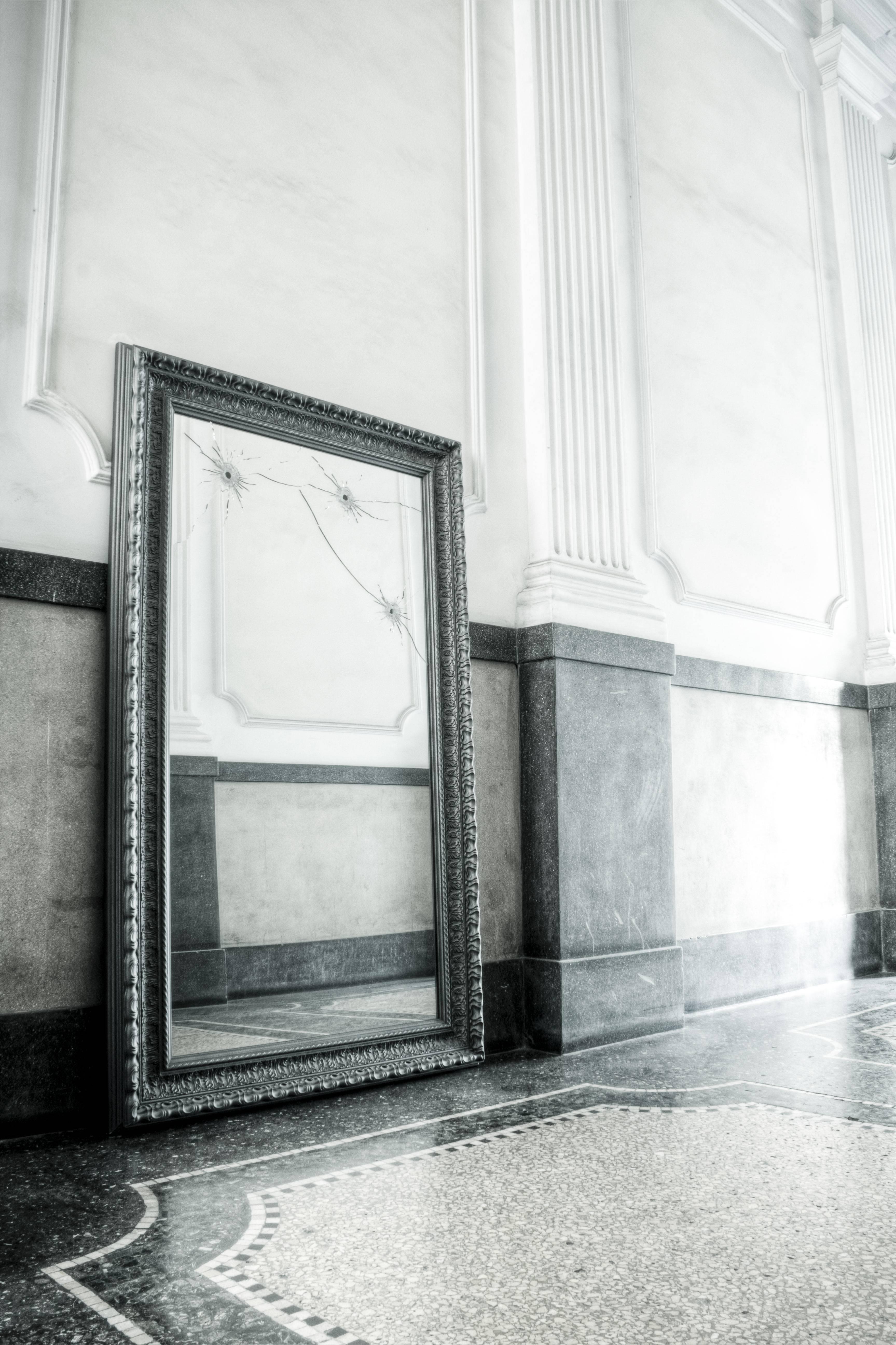 Specchio da parete a pavimento a tutta lunghezza con cornice classica nera, design rettangolare da collezione In condizioni Nuovo in vendita a Ancona, Marche
