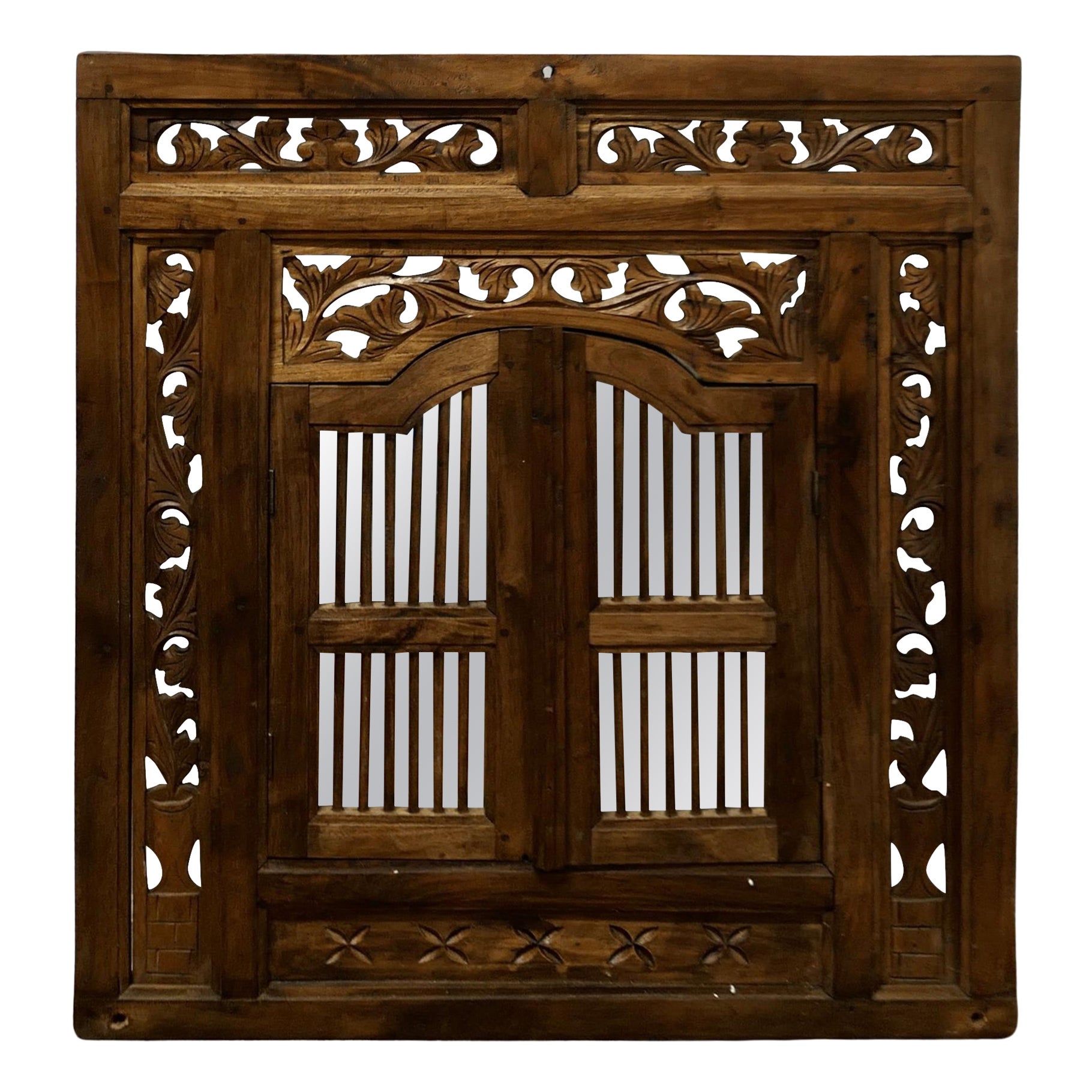 Specchio a parete nascosto da pesanti persiane intagliate in teak in vendita