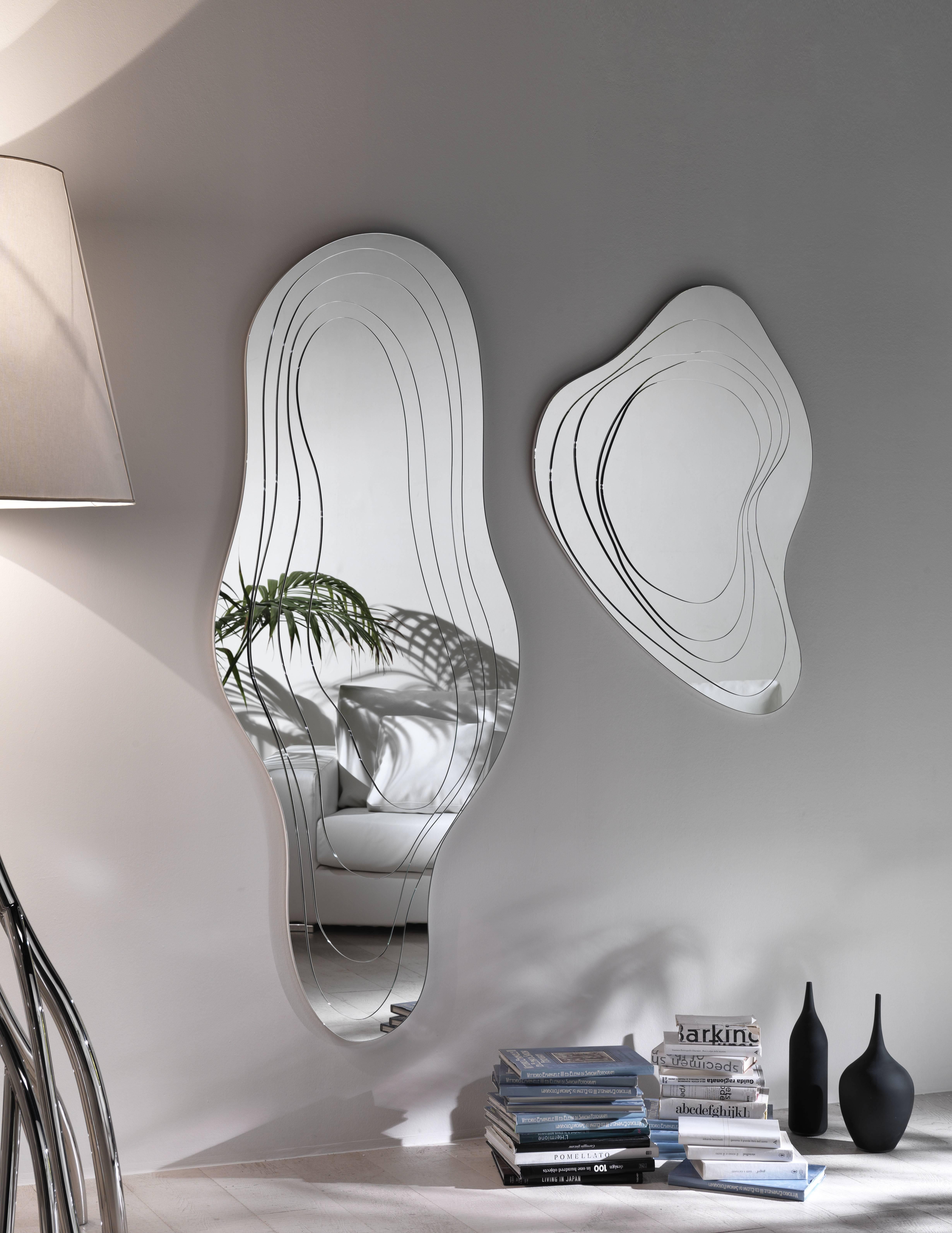 Wand- oder Konsolenspiegel Dekorativer Spiegel Gebogenes Design Zeitgenössisches Design Italien (Moderne) im Angebot