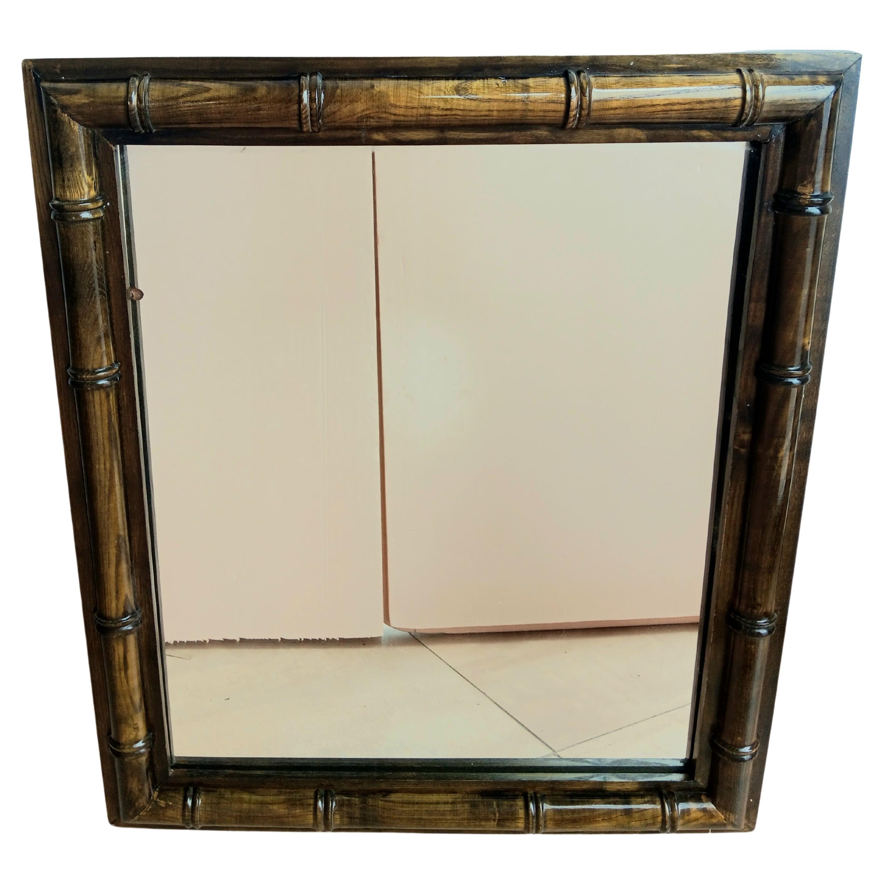 Legno di bambù finto italiano Wood Regency  specchio da parete

Specchio in legno di bambù finto.
Bellissimo specchio effetto bambù in colore verde bambù.
È uno specchio ideale sia per l'ingresso che per il bagno o la camera da letto.
È in ottime