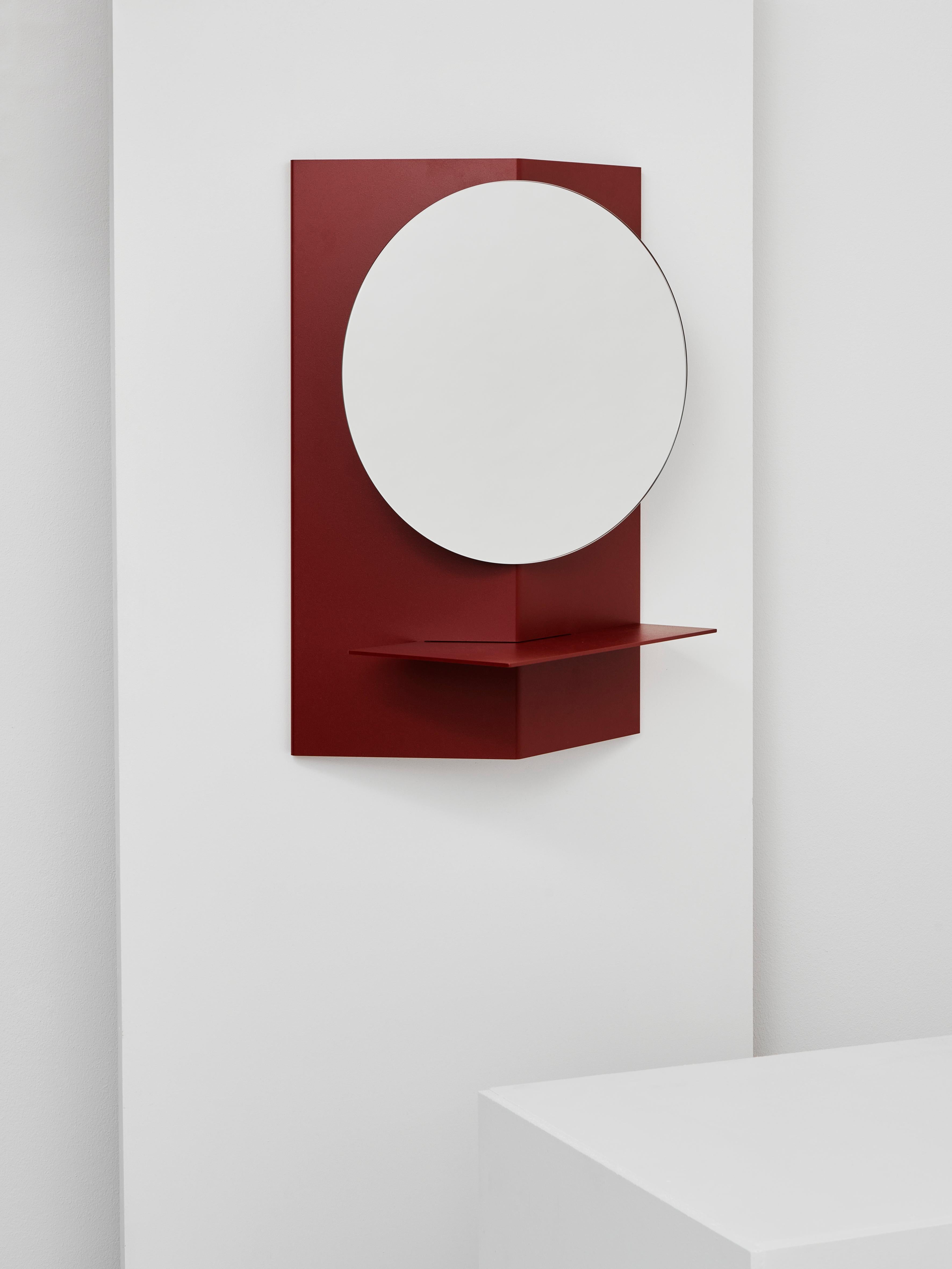 F O L D E D - Miroir
L'armoire murale PLIÉE sert d'étagère et de miroir pour l'entrée ou la chambre à coucher.
lire. L'assemblage simple permet d'alterner les deux configurations, s'adaptant ainsi aux besoins changeants des utilisateurs :

Dans la