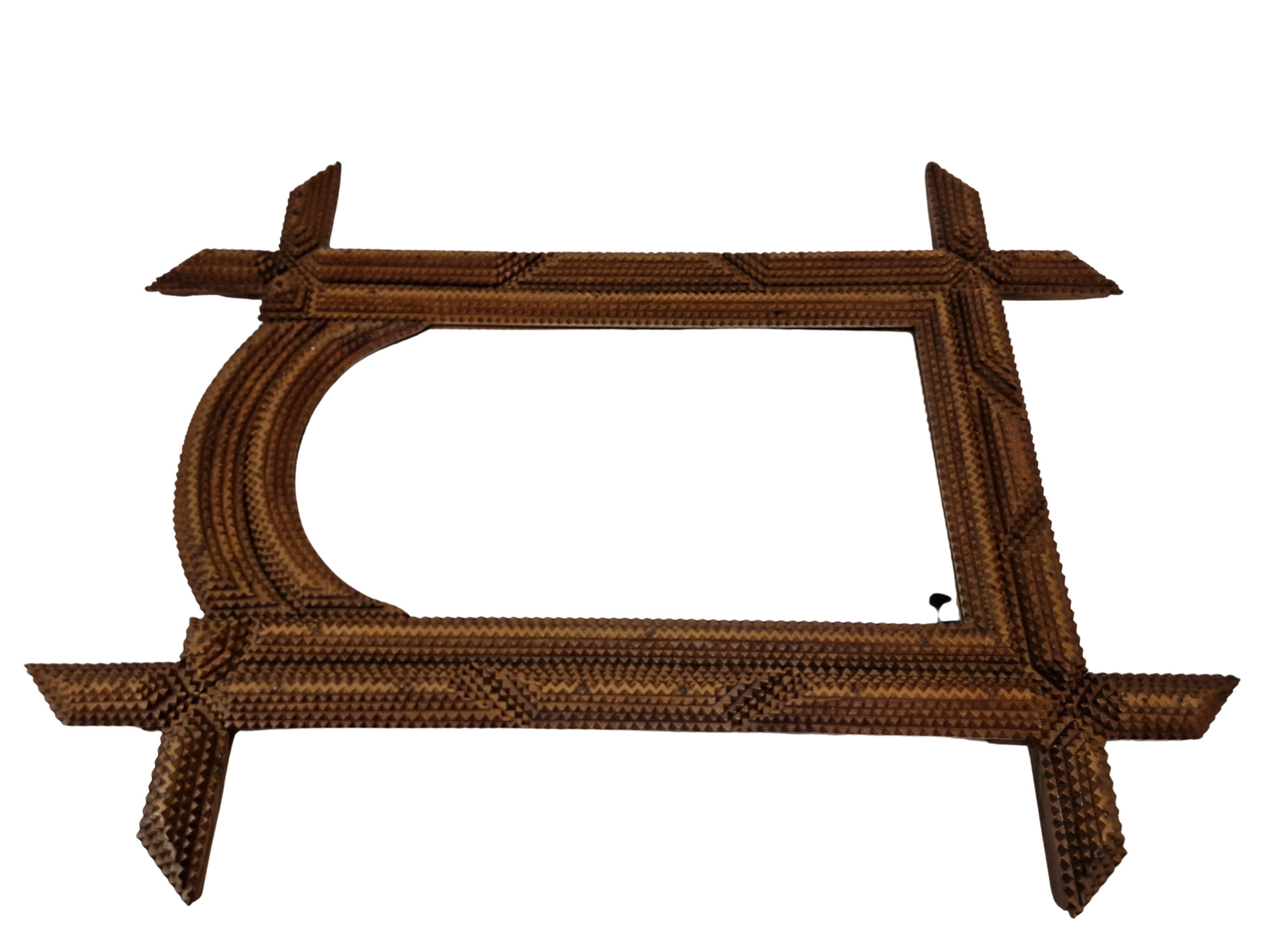Mordenzato Cornice per specchio da parete, Tramp Art, riccamente decorata, raramente curva, 1890, Austria in vendita