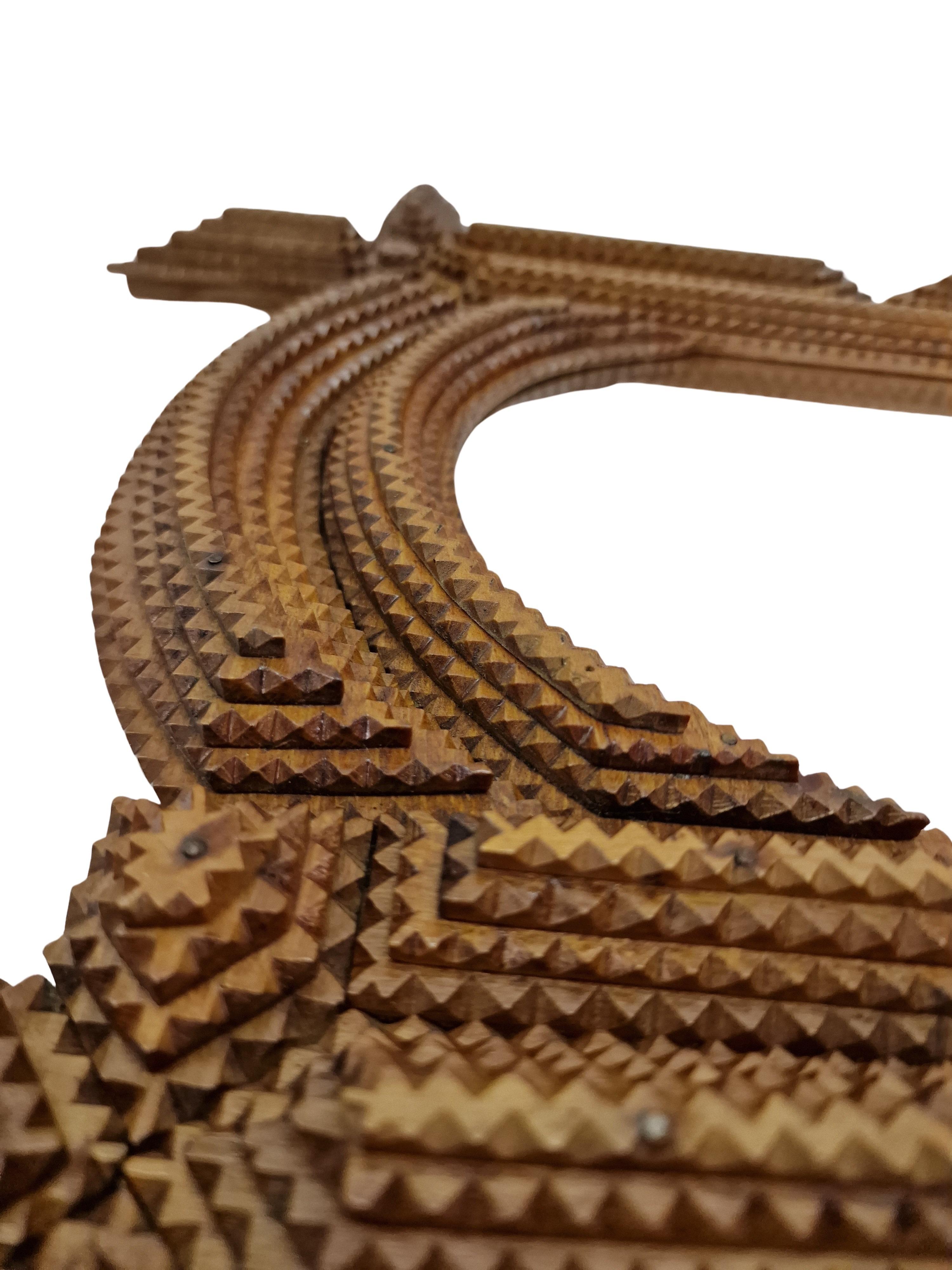 Conifera Cornice per specchio da parete, Tramp Art, riccamente decorata, raramente curva, 1890, Austria in vendita